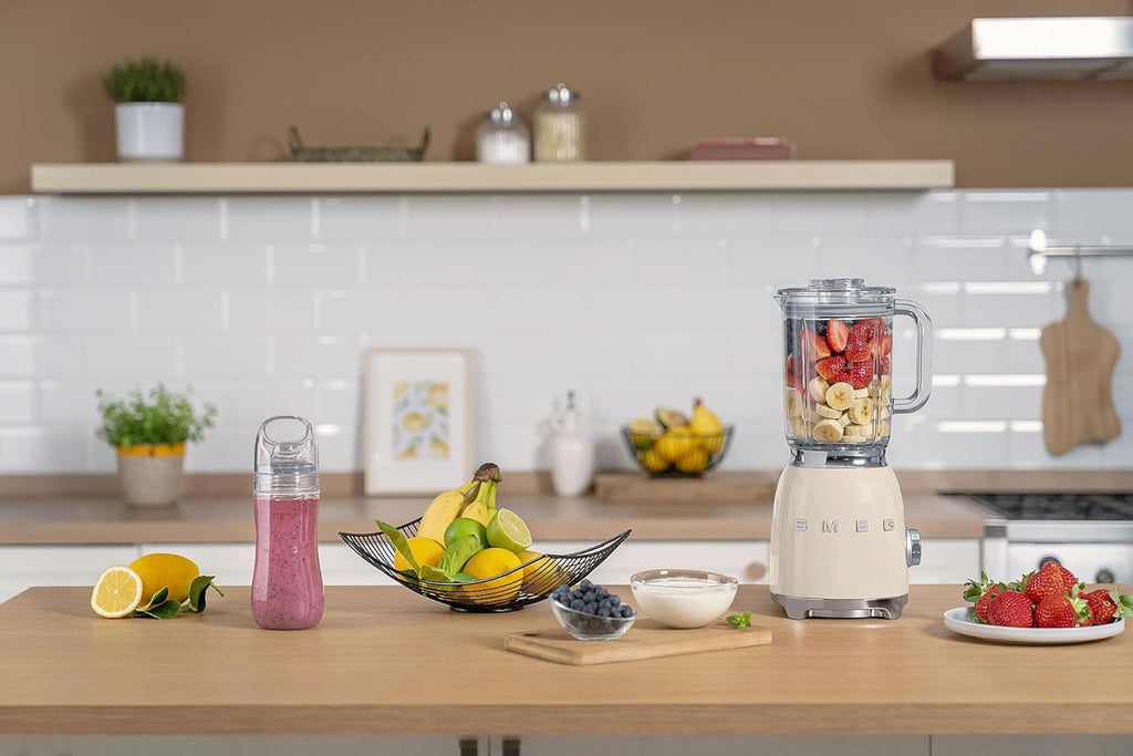 Smeg, Blender BLF03CREU 1,5 L, 4 Vitesses, 4 Fonctions Smoothie, Pulse, Glace Pilée et Autonettoyant, Bloc Moteur et Bouchon Doseur, Base Antidérapante, Range Cordon Intégré, 800W, Crème
