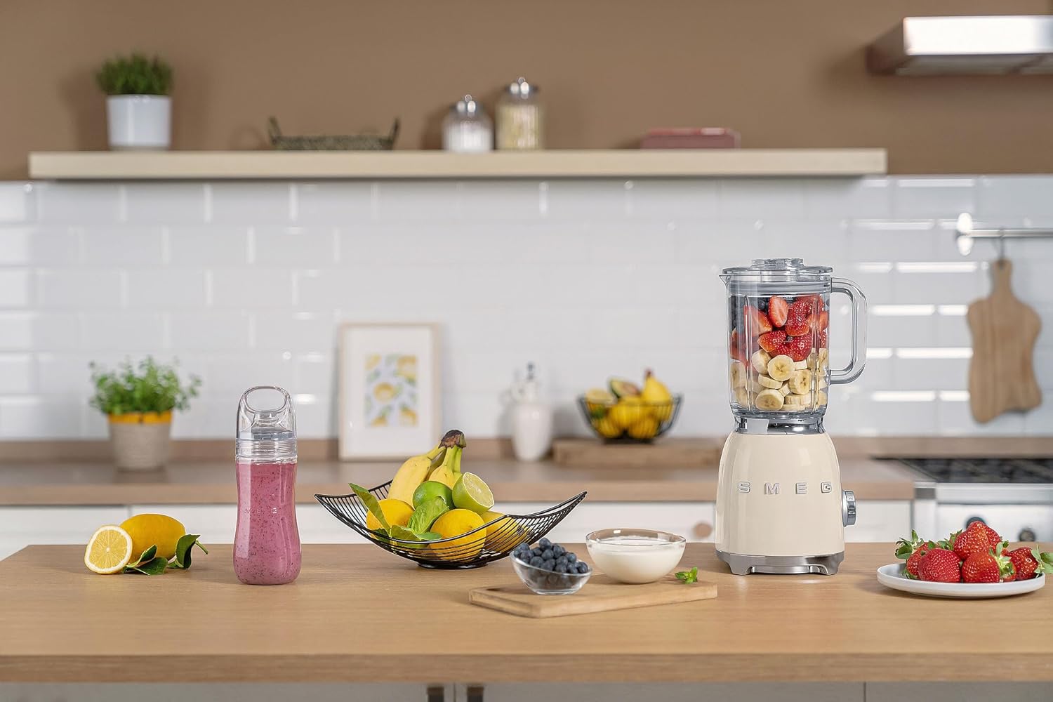 Smeg, Blender BLF03CREU 1,5 L, 4 Vitesses, 4 Fonctions Smoothie, Pulse, Glace Pilée et Autonettoyant, Bloc Moteur et Bouchon Doseur, Base Antidérapante, Range Cordon Intégré, 800W, Crème
