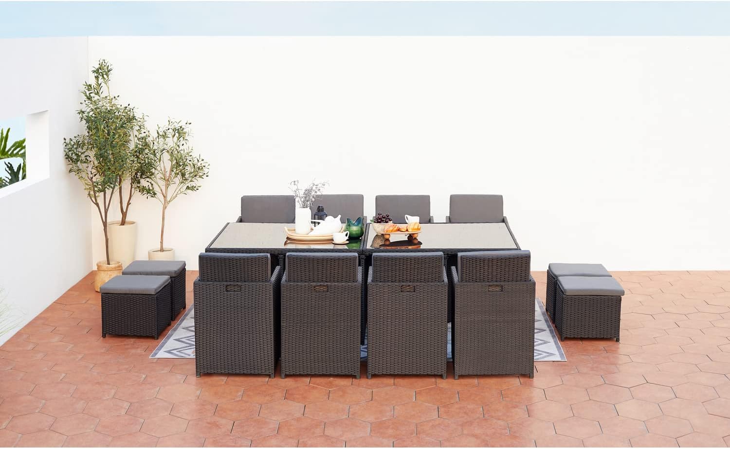 CONCEPT USINE | Salon de Jardin Encastrable 12 Places en Résiné Tréssée | Monaco Noir/Gris | Table avec Verre 5 mm + 8 Chaises + 4 Poufs | Structure Acier + Epoxy | Robuste, Confortable, Résistant