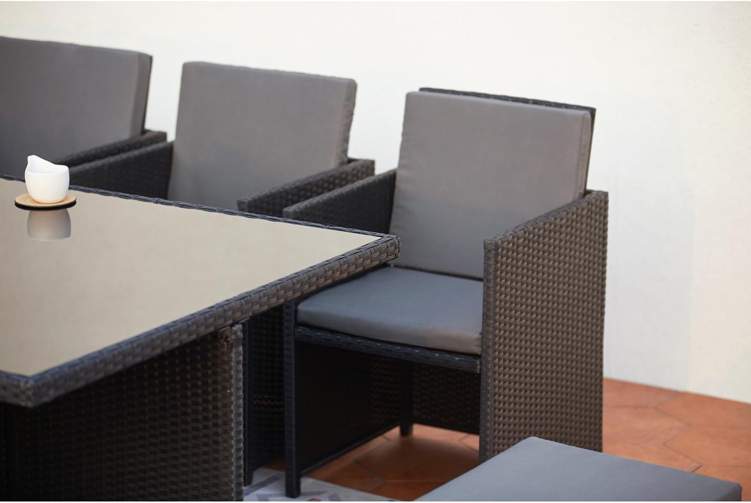 CONCEPT USINE | Salon de Jardin Encastrable 12 Places en Résiné Tréssée | Monaco Noir/Gris | Table avec Verre 5 mm + 8 Chaises + 4 Poufs | Structure Acier + Epoxy | Robuste, Confortable, Résistant
