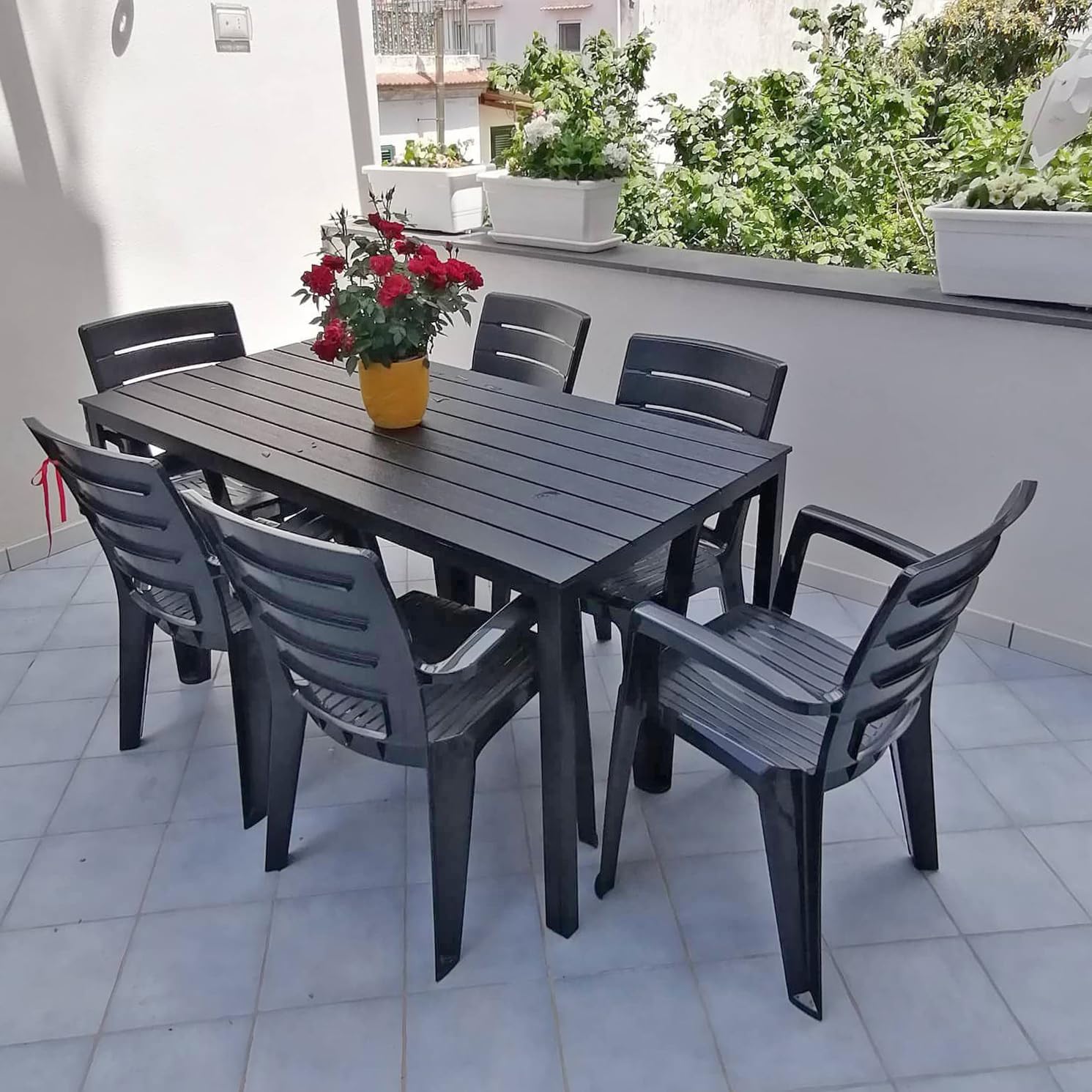 Ensemble repas de jardin ou d'extérieur pour 6 personnes anthracite effet bois, table rectangulaire en acier peint avec lattes en polyéthylène, 6 chaises empilables en polypropylène - Thomas & Anita