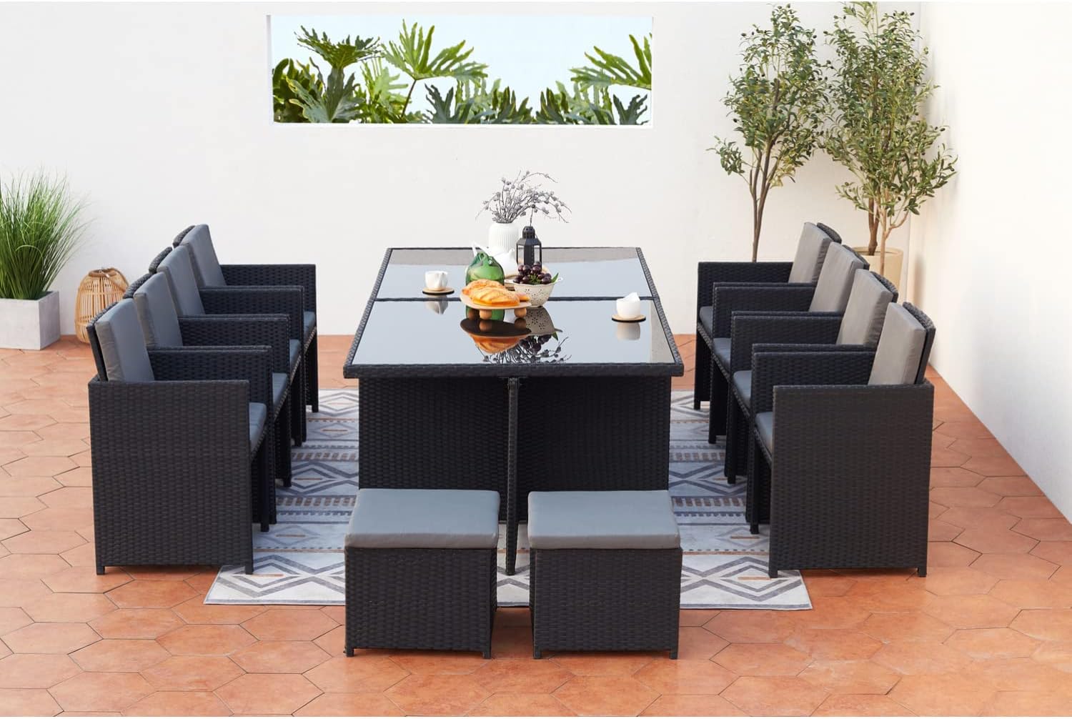 CONCEPT USINE | Salon de Jardin Encastrable 12 Places en Résiné Tréssée | Monaco Noir/Gris | Table avec Verre 5 mm + 8 Chaises + 4 Poufs | Structure Acier + Epoxy | Robuste, Confortable, Résistant