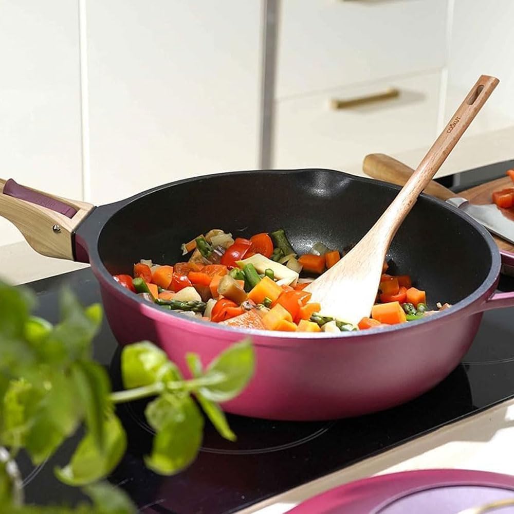 COOKUT - La Fabuleuse poêle 8 en 1 - "PETIT MODELE 24 cm" – Un seul ustensile qui remplace poêle, casserole, sauteuse - 2 poignées amovibles, panier vapeur/friture, spatule en bois - RUBIS