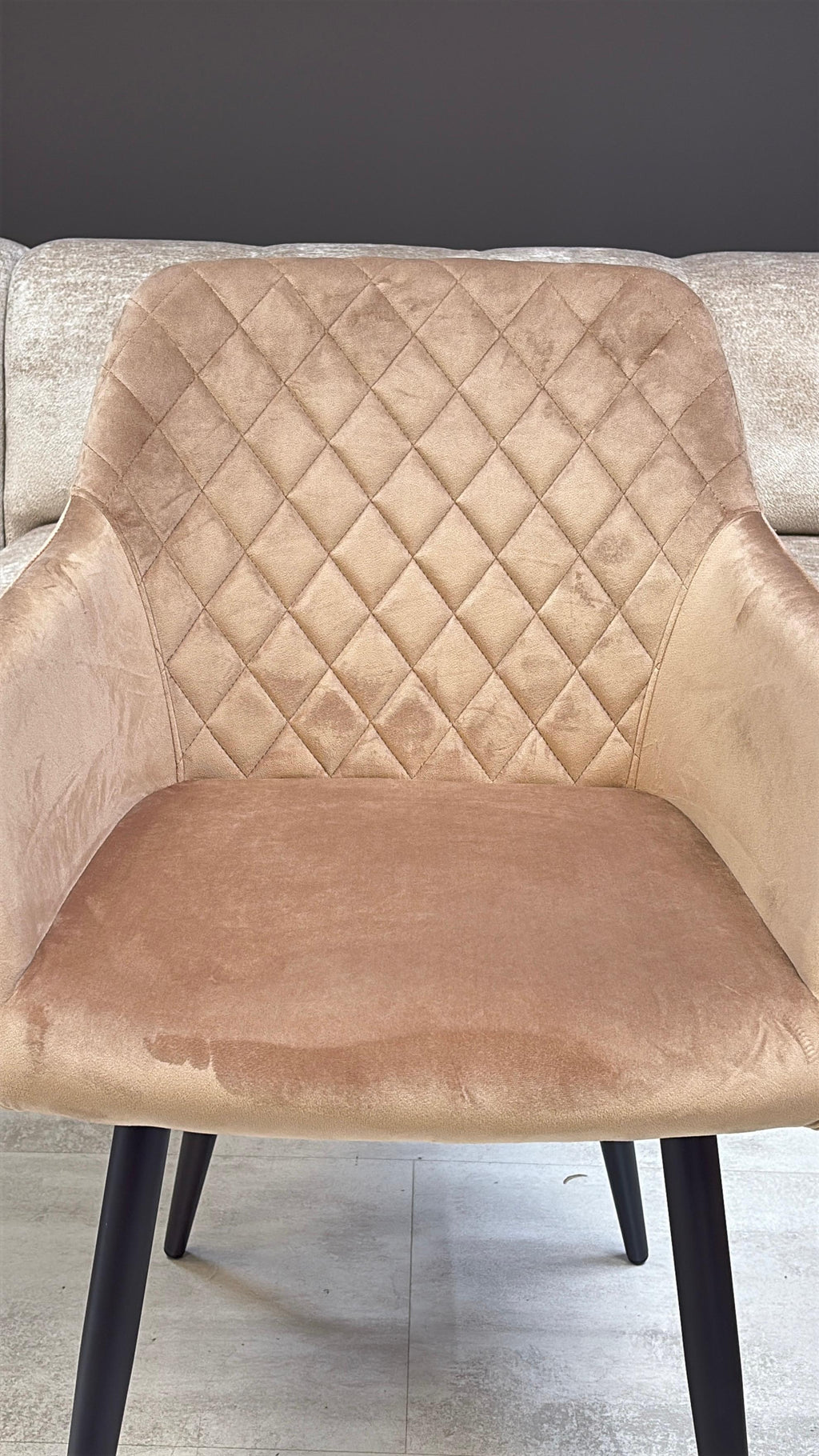 Chaise Matelassé Taupe – Assise Anti-Tache Pieds Métal Noir