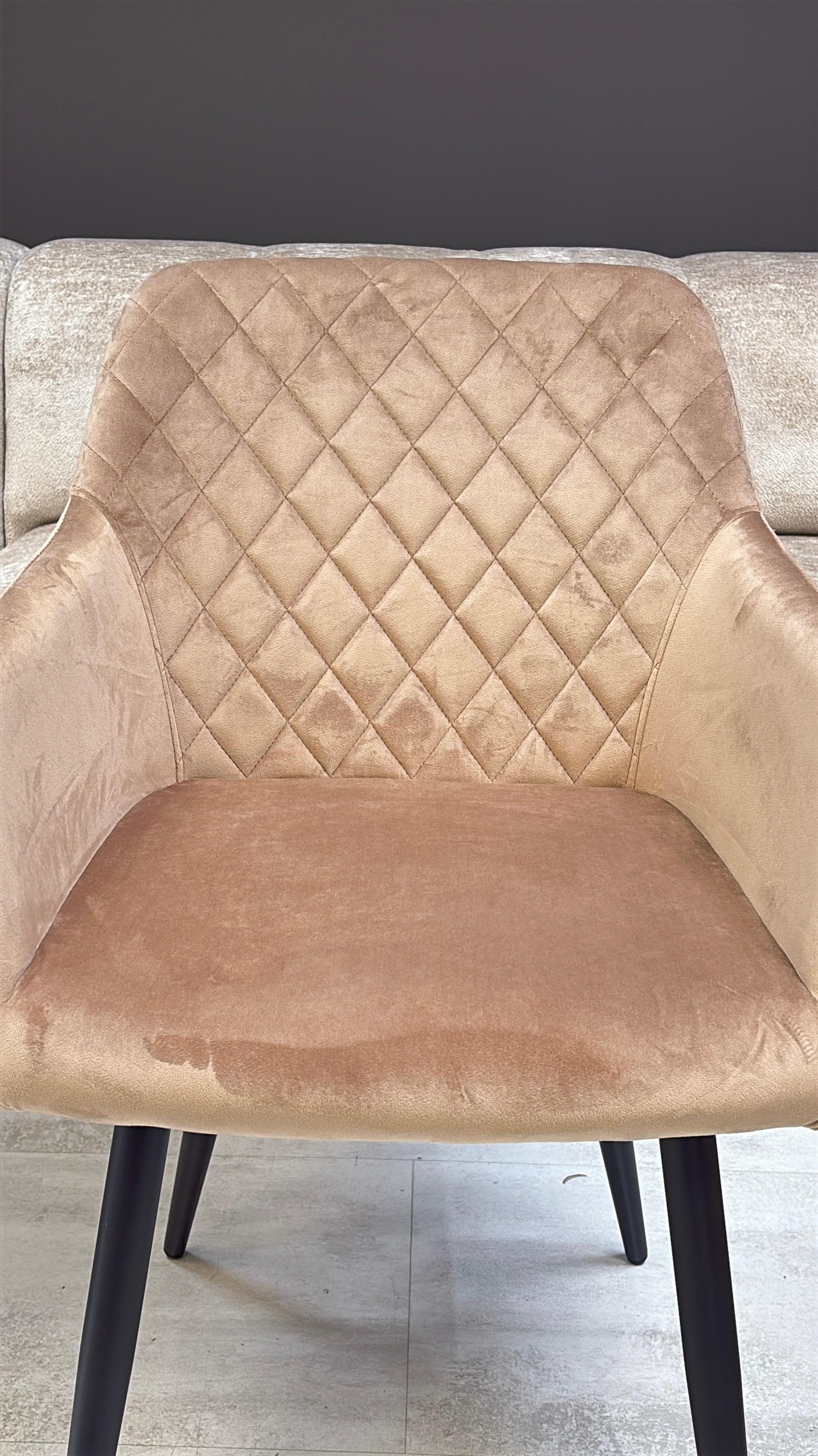 Chaise Matelassé Taupe – Assise Anti-Tache Pieds Métal Noir