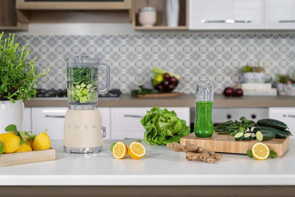 Smeg, Blender BLF03CREU 1,5 L, 4 Vitesses, 4 Fonctions Smoothie, Pulse, Glace Pilée et Autonettoyant, Bloc Moteur et Bouchon Doseur, Base Antidérapante, Range Cordon Intégré, 800W, Crème