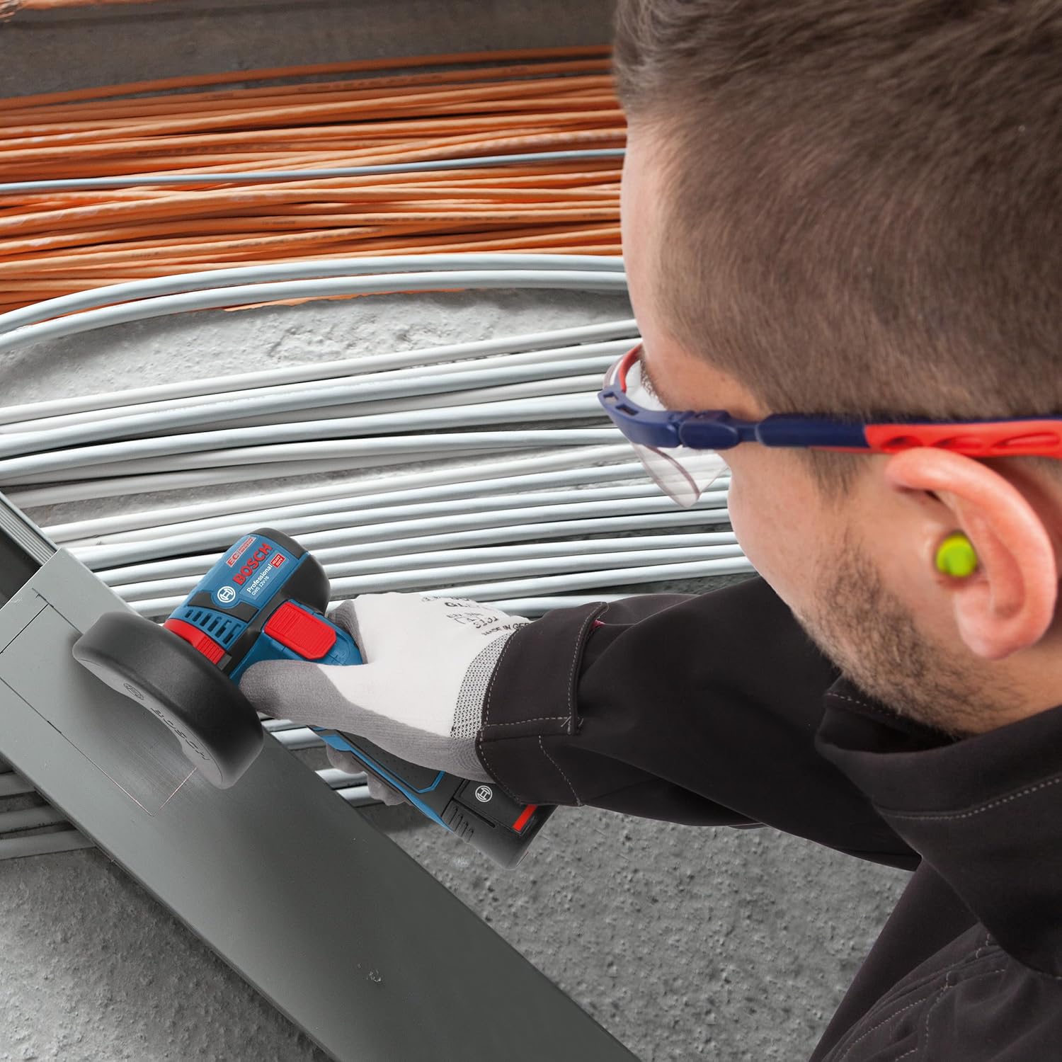 Bosch Professional 12V System meuleuse angulaire sans-fil GWS 12V-76 (avec 2 batteries de 2,0 Ah, set disques à tronçonner/meules à ébarber 5 pièces, sacoche)