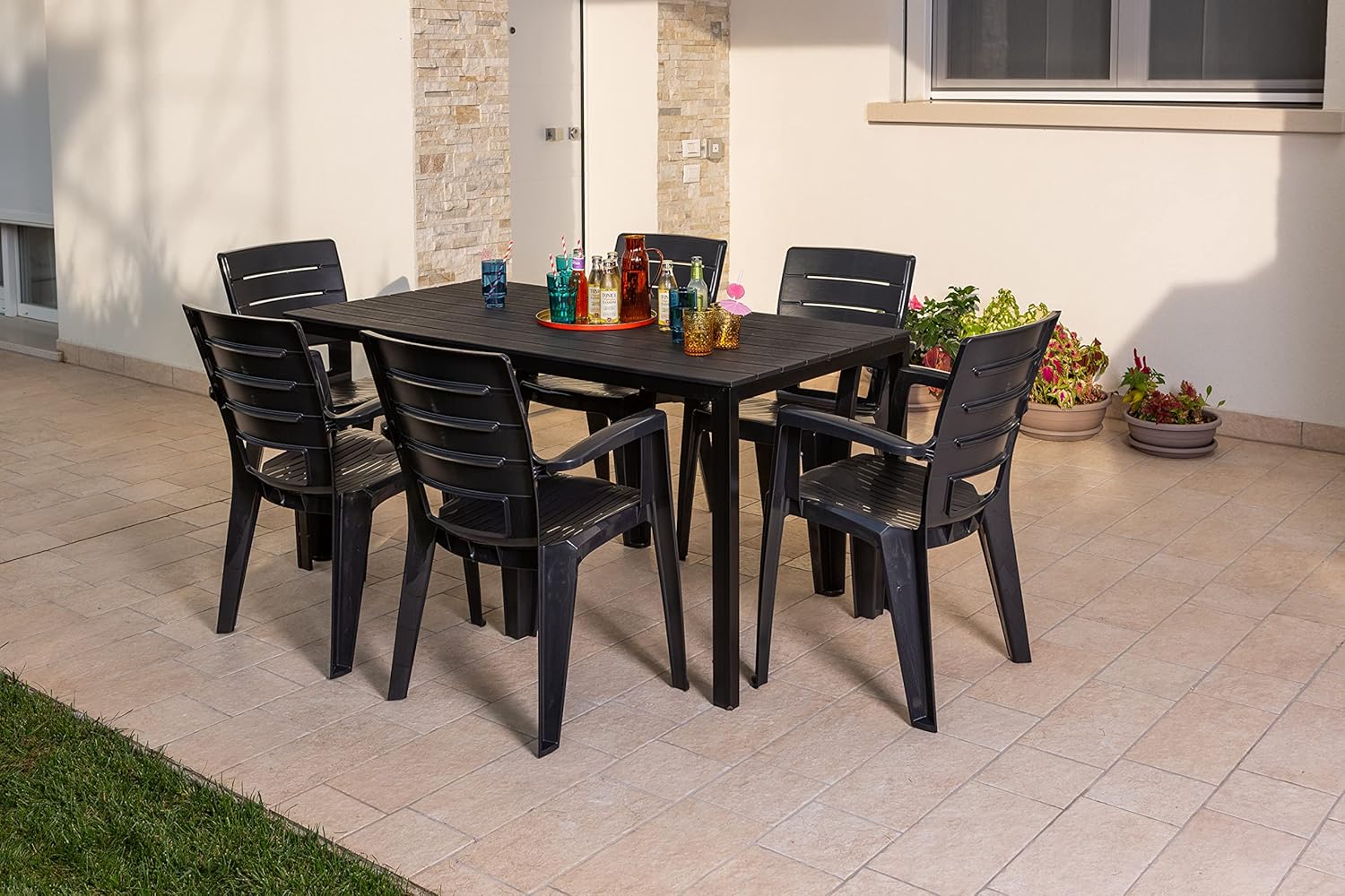 Ensemble repas de jardin ou d'extérieur pour 6 personnes anthracite effet bois, table rectangulaire en acier peint avec lattes en polyéthylène, 6 chaises empilables en polypropylène - Thomas & Anita