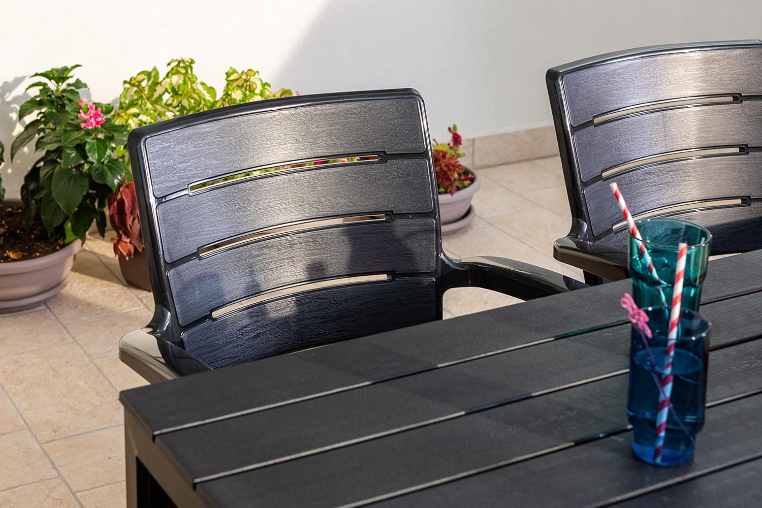 Ensemble repas de jardin ou d'extérieur pour 6 personnes anthracite effet bois, table rectangulaire en acier peint avec lattes en polyéthylène, 6 chaises empilables en polypropylène - Thomas & Anita