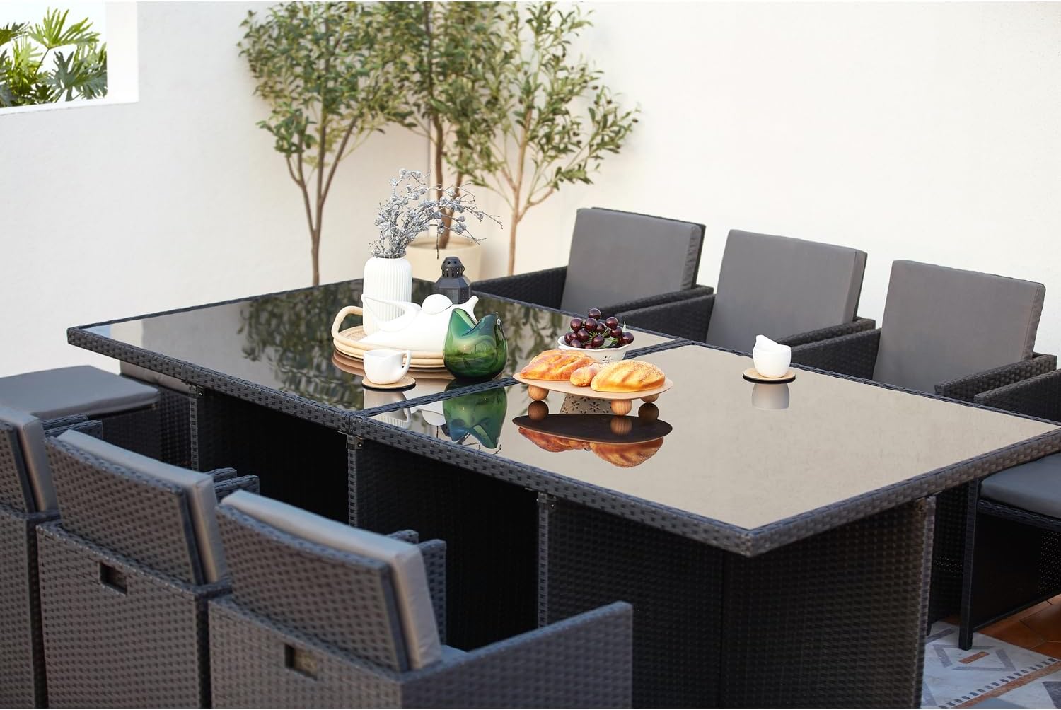 CONCEPT USINE | Salon de Jardin Encastrable 12 Places en Résiné Tréssée | Monaco Noir/Gris | Table avec Verre 5 mm + 8 Chaises + 4 Poufs | Structure Acier + Epoxy | Robuste, Confortable, Résistant