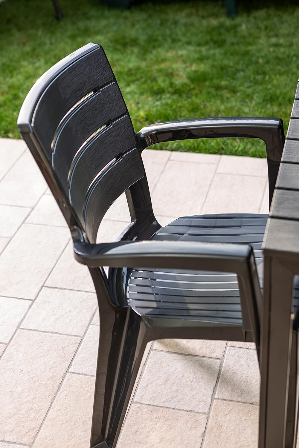 Ensemble repas de jardin ou d'extérieur pour 6 personnes anthracite effet bois, table rectangulaire en acier peint avec lattes en polyéthylène, 6 chaises empilables en polypropylène - Thomas & Anita