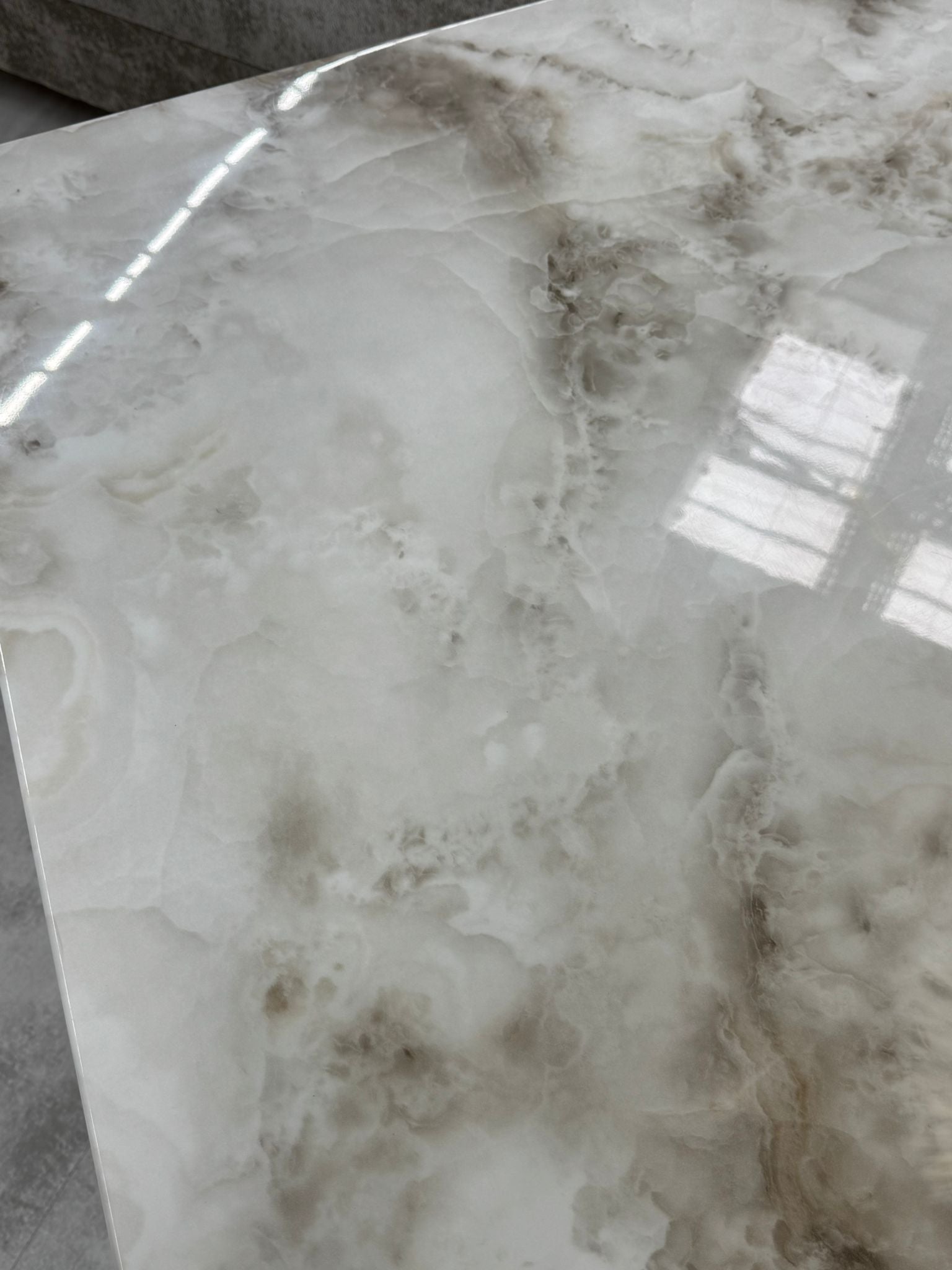 Table à Manger Olivia 180 cm – Verre Trempé Effet Marbre Blanc &amp; Pieds Dorés