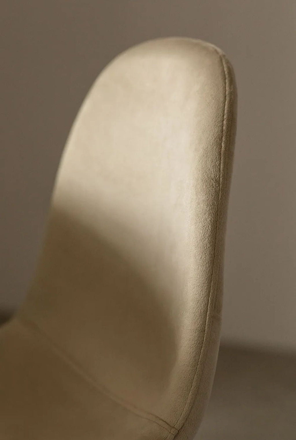 Chaise Scandi Velours Taupe – Pieds Dorés en Acier Inoxydable