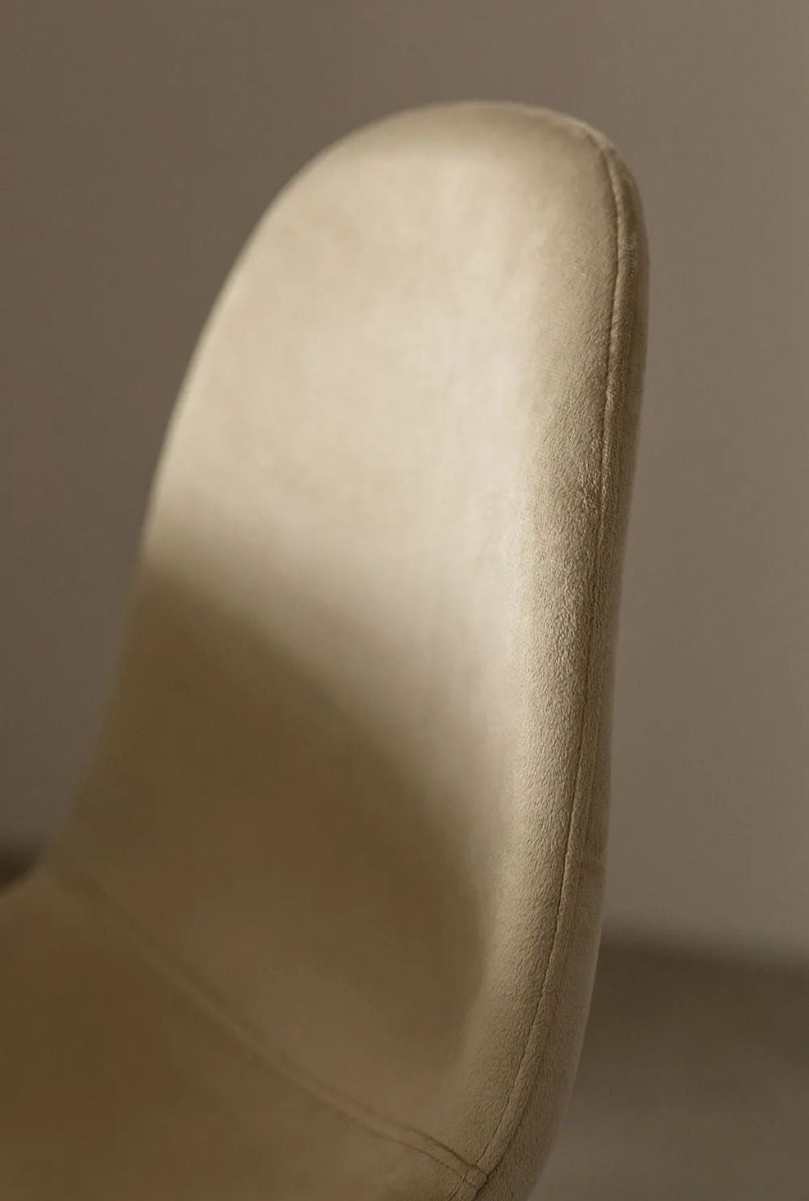 Chaise Scandi Velours Taupe – Pieds Dorés en Acier Inoxydable