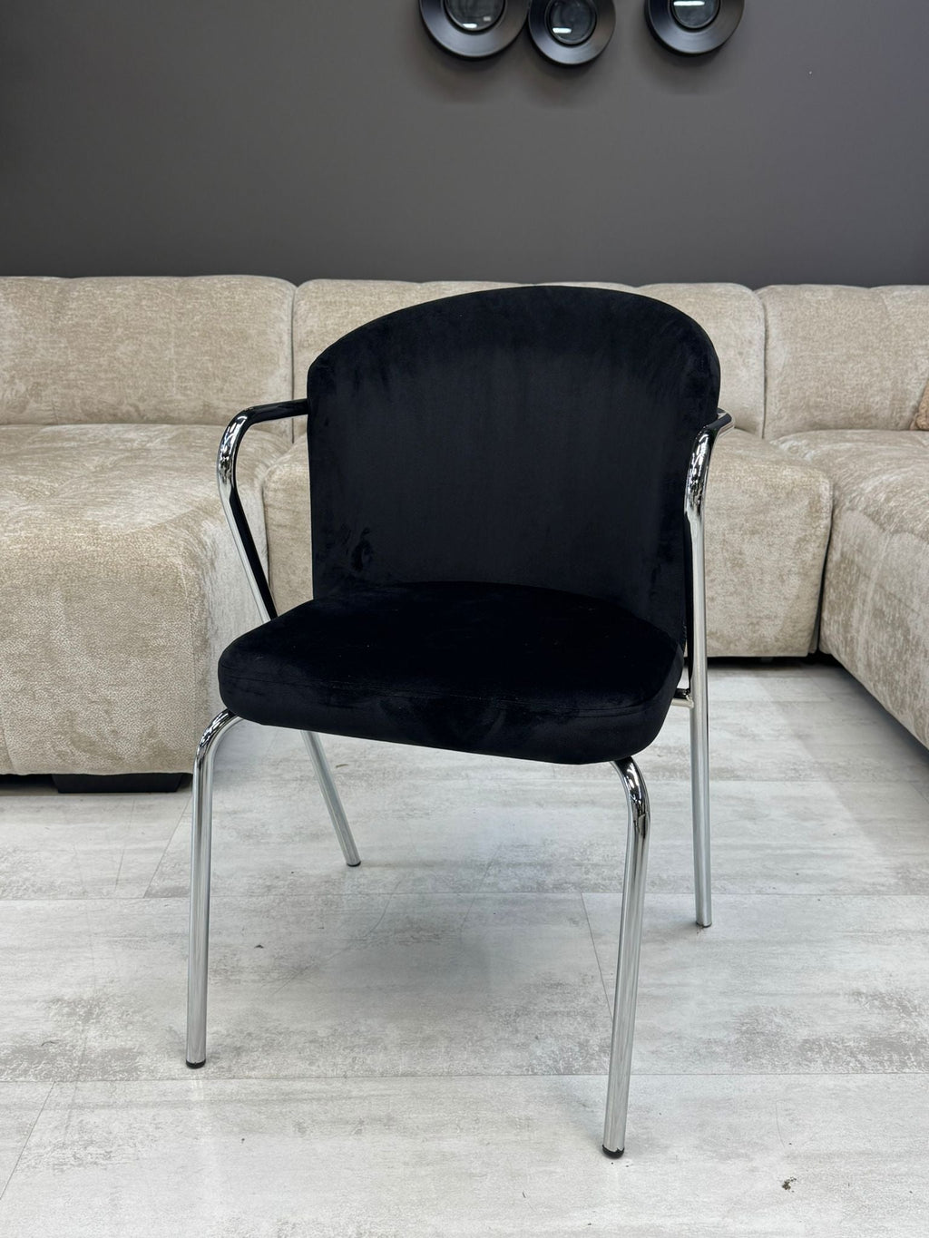 Chaise Velours Noir – Pieds Chromés Design Contemporain