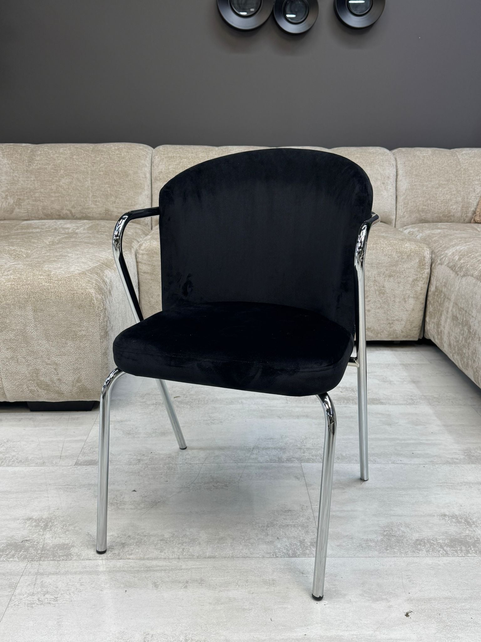 Chaise Velours Noir – Pieds Chromés Design Contemporain