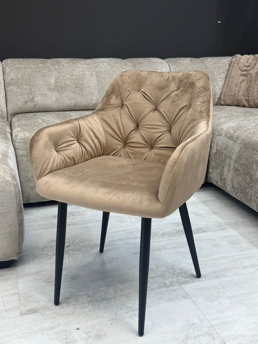 Chaise Capitonnée Taupe – Assise Anti-Tache Pieds Métal Noir