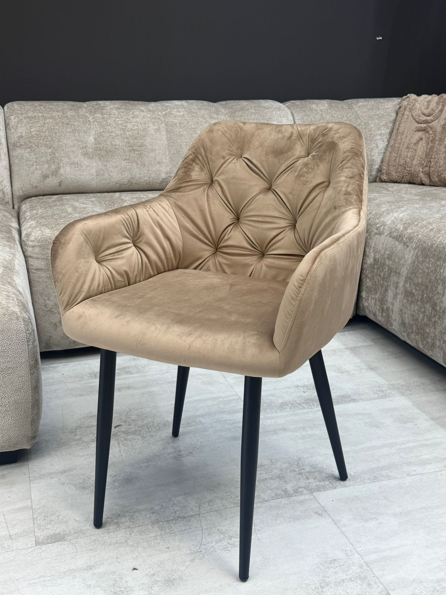 Chaise Capitonnée Taupe – Assise Anti-Tache Pieds Métal Noir