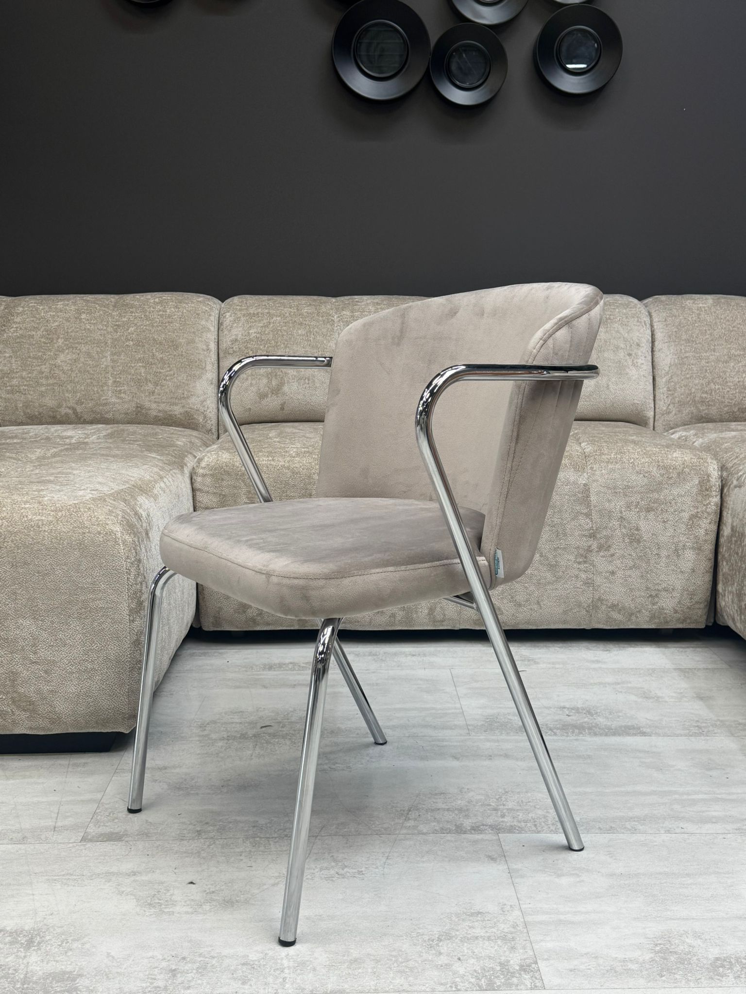 Chaise Velours Beige Anti-Tache – Structure Chromée