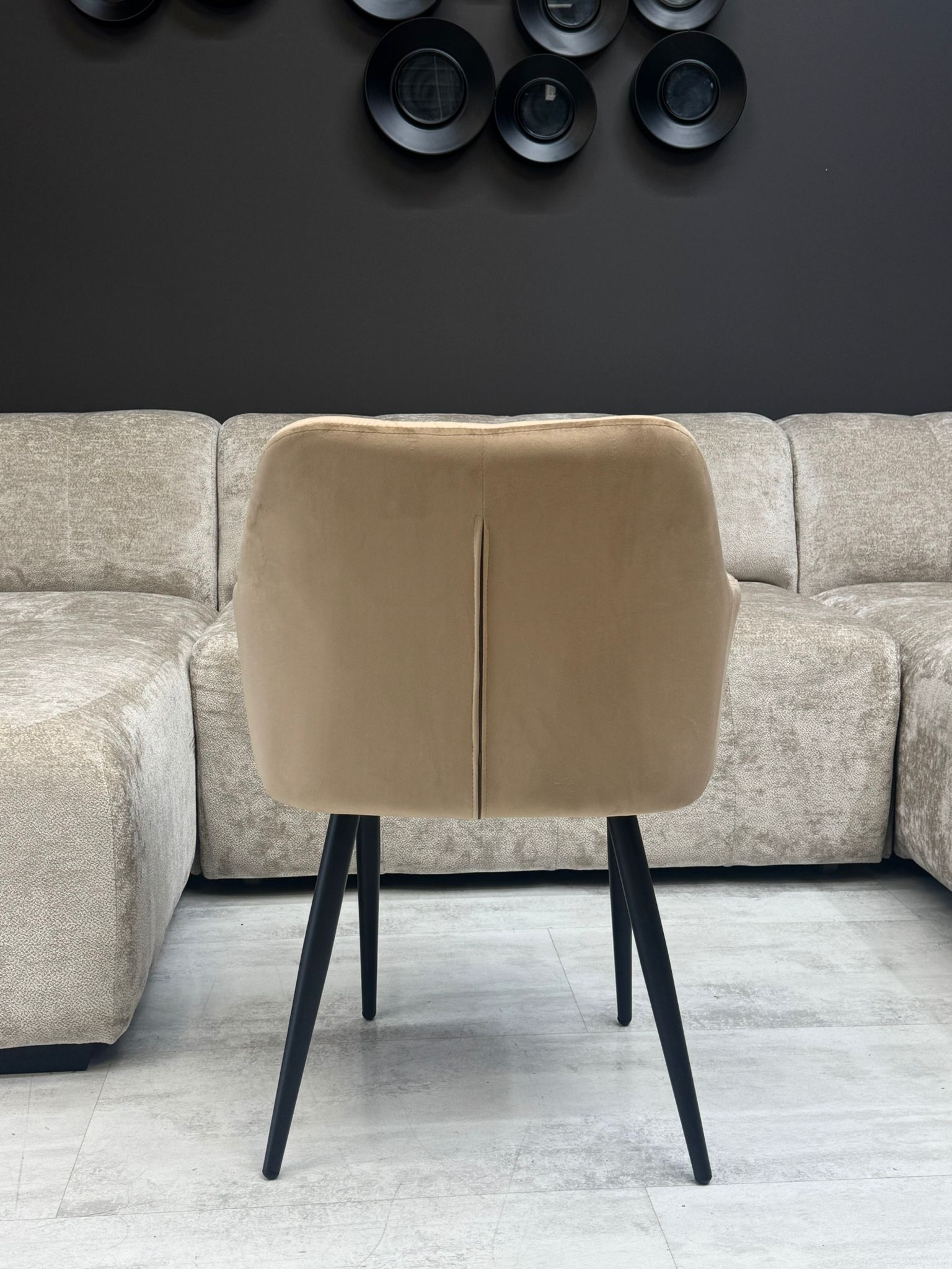 Chaise Capitonnée Taupe – Assise Anti-Tache Pieds Métal Noir