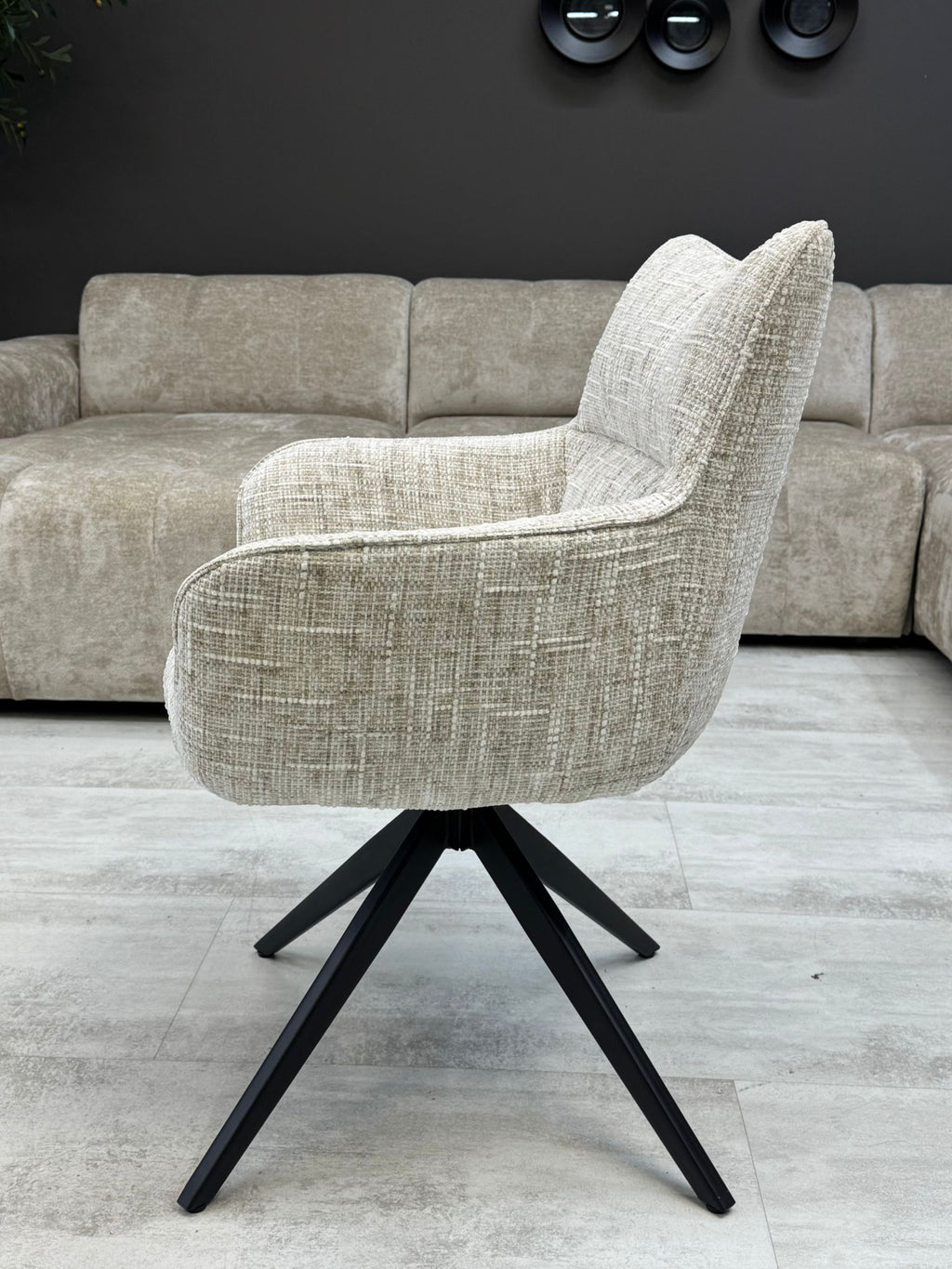 Fauteuil Pivotant Design Beige – Pieds Noirs Croisés