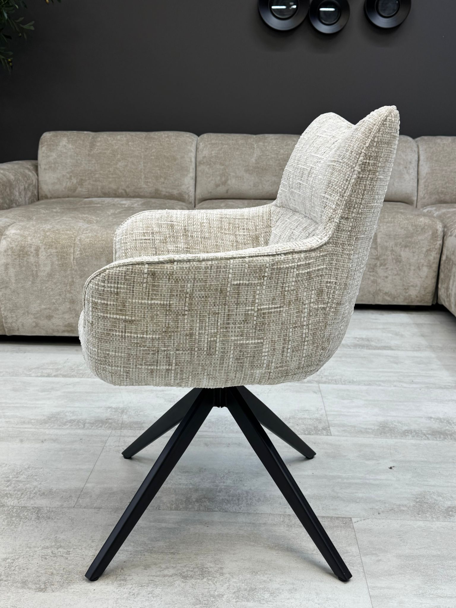 Fauteuil Pivotant Design Beige – Pieds Noirs Croisés
