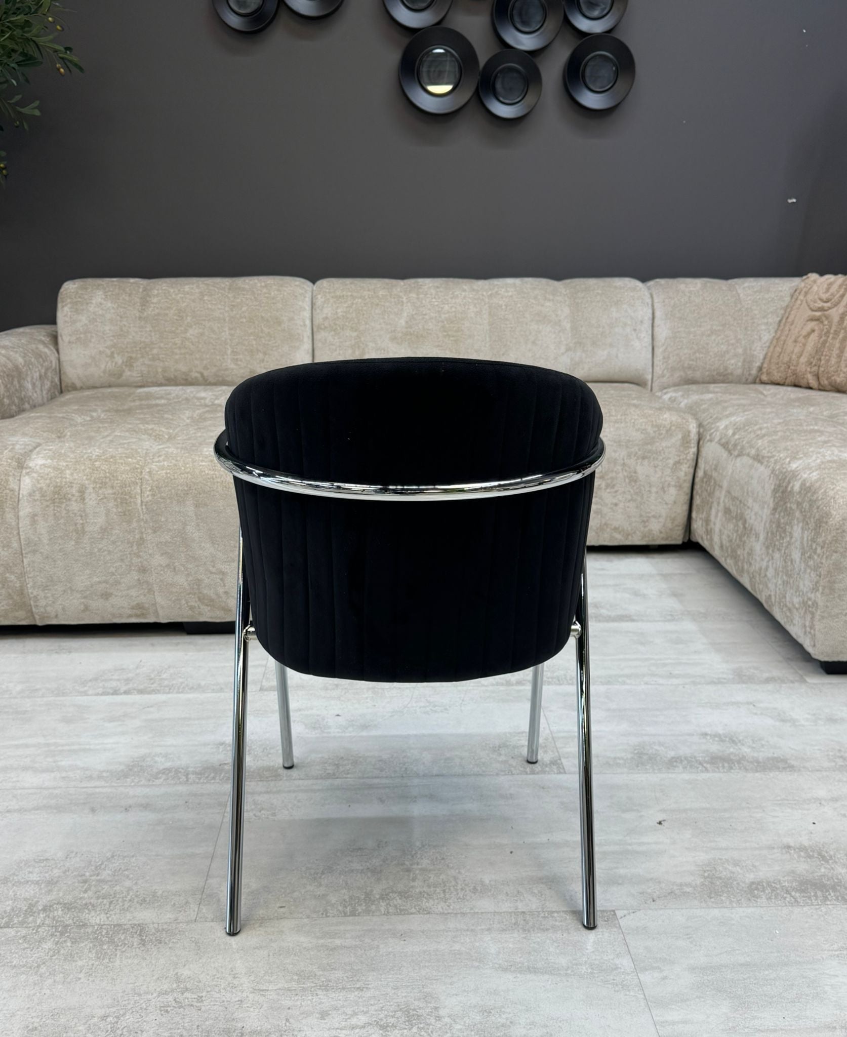 Chaise Velours Noir – Pieds Chromés Design Contemporain