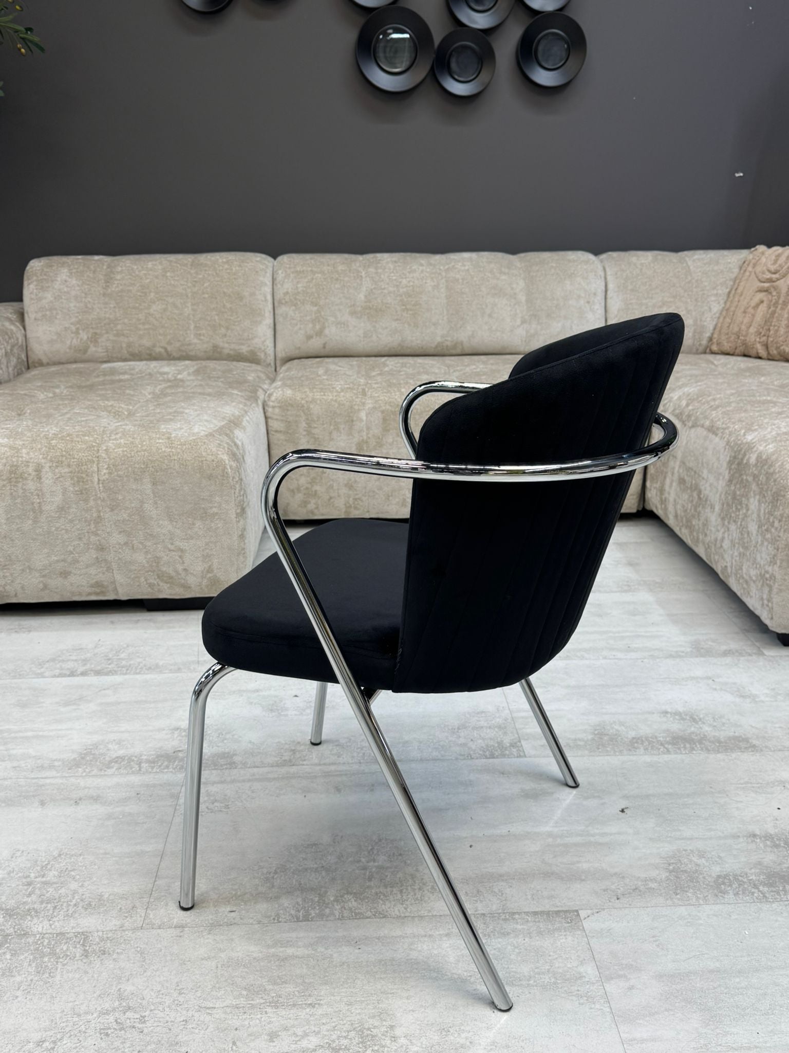 Chaise Velours Noir – Pieds Chromés Design Contemporain