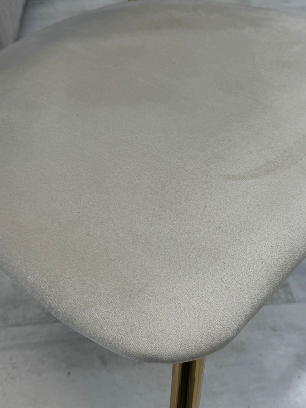 Chaise Leïla – Velours Beige et Pieds Dorés