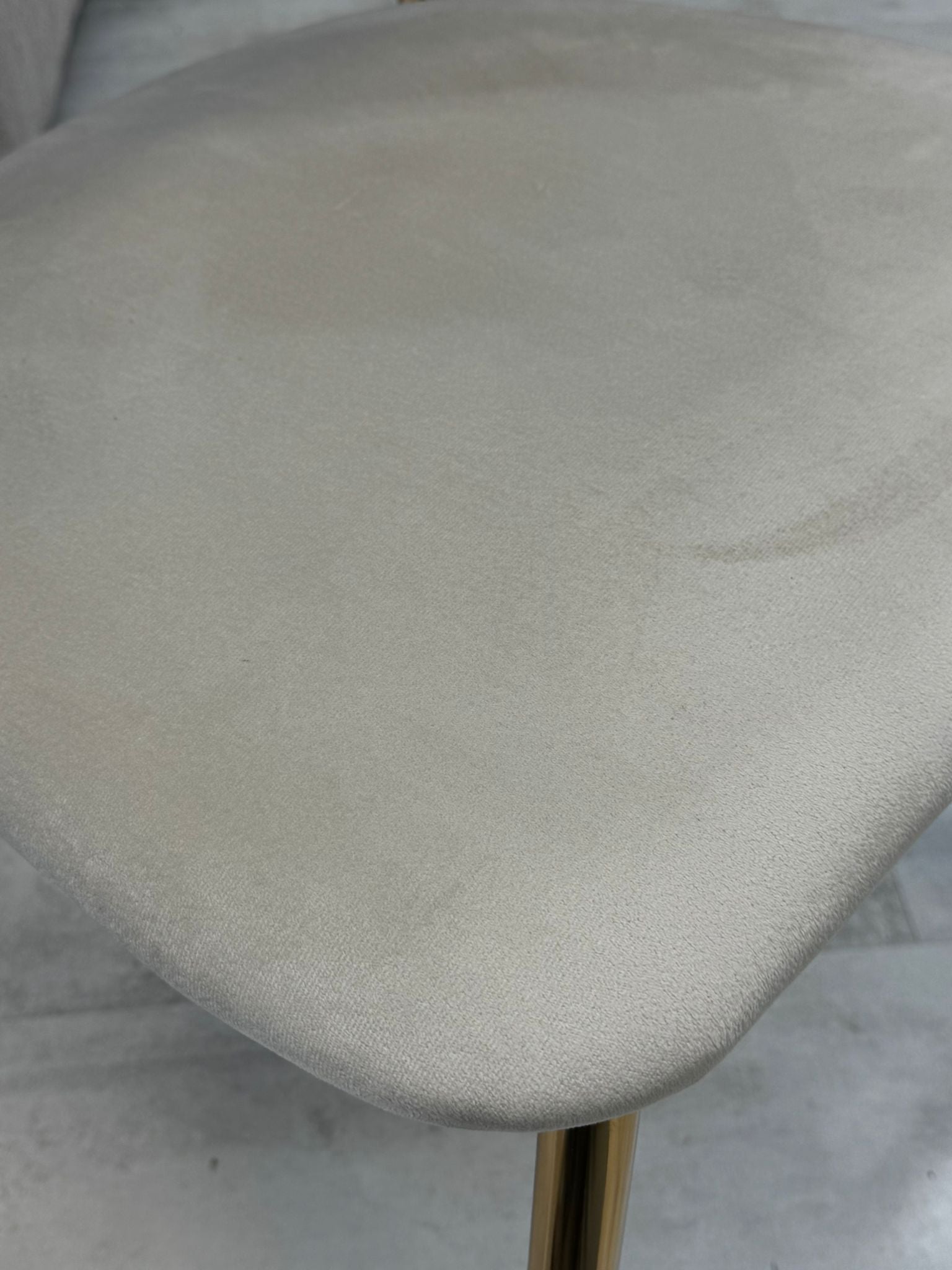 Chaise Leïla – Velours Beige et Pieds Dorés