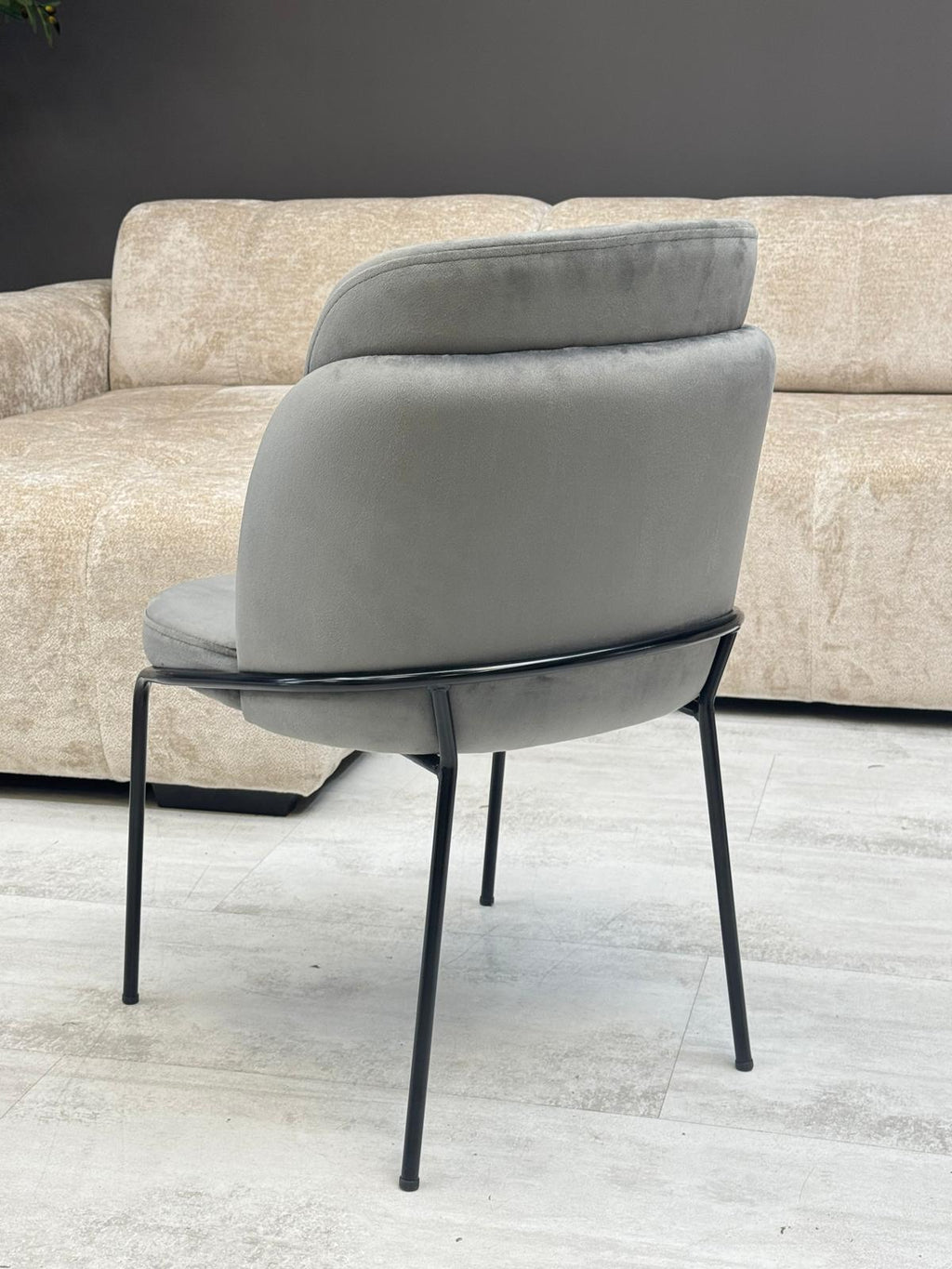 Chaise Velours Gris – Pieds Noirs Design Moderne Lisse