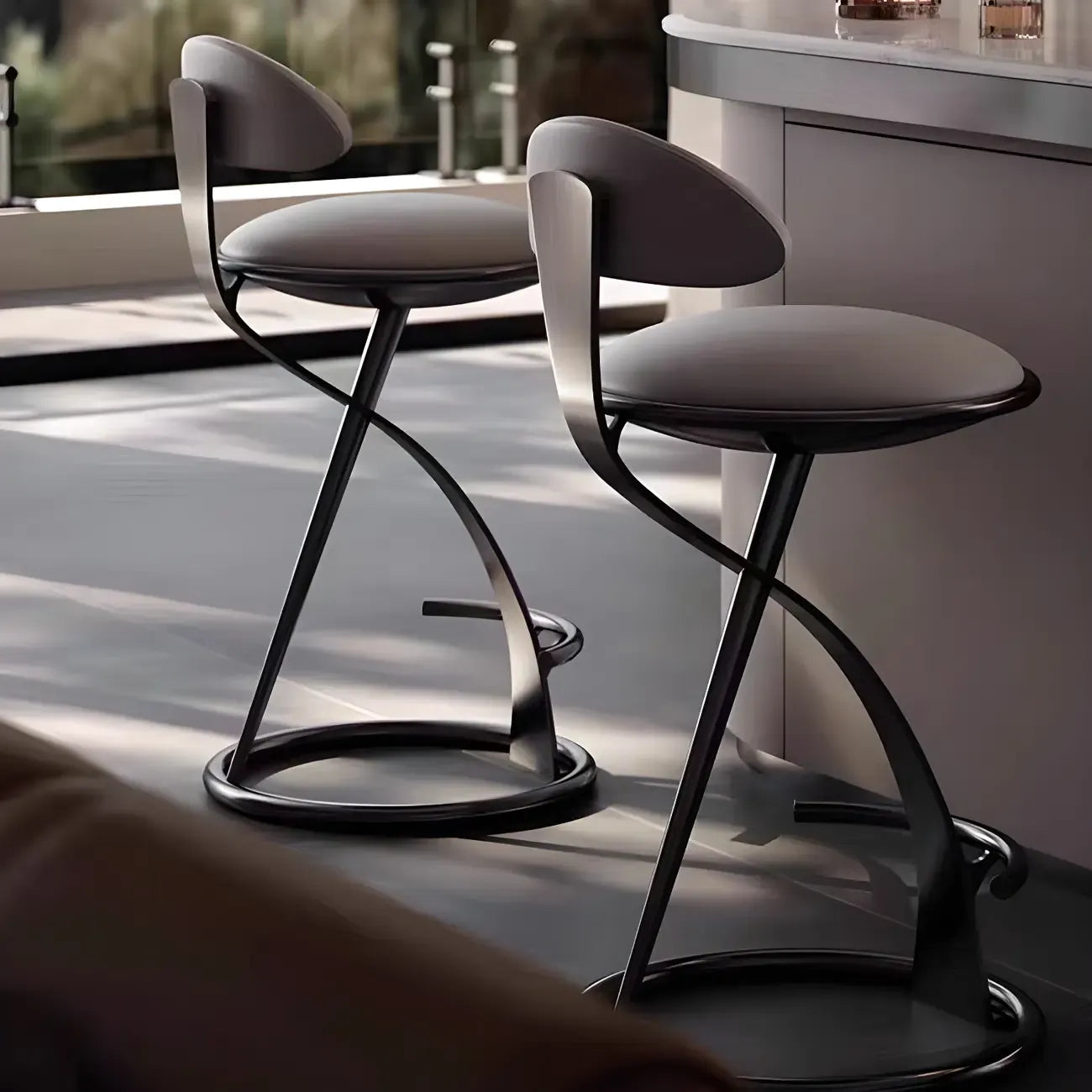 Tabouret de bar élégant en cuir beige avec cadre en métal doré de luxe