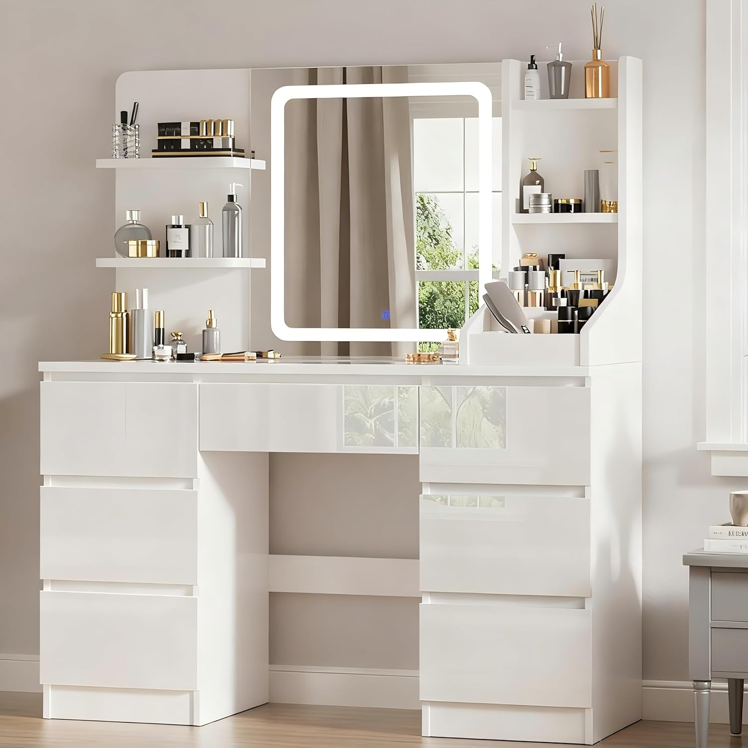 TRIUMPHKEY Coiffeuse Moderne Blanc Haute Brillance, Miroir LED à Lumière Réglable, Grand Espace de Rangement,Table de Maquillage avec 7 Tiroirs, 3 Compartiments, 4 Étagères Ouvertes