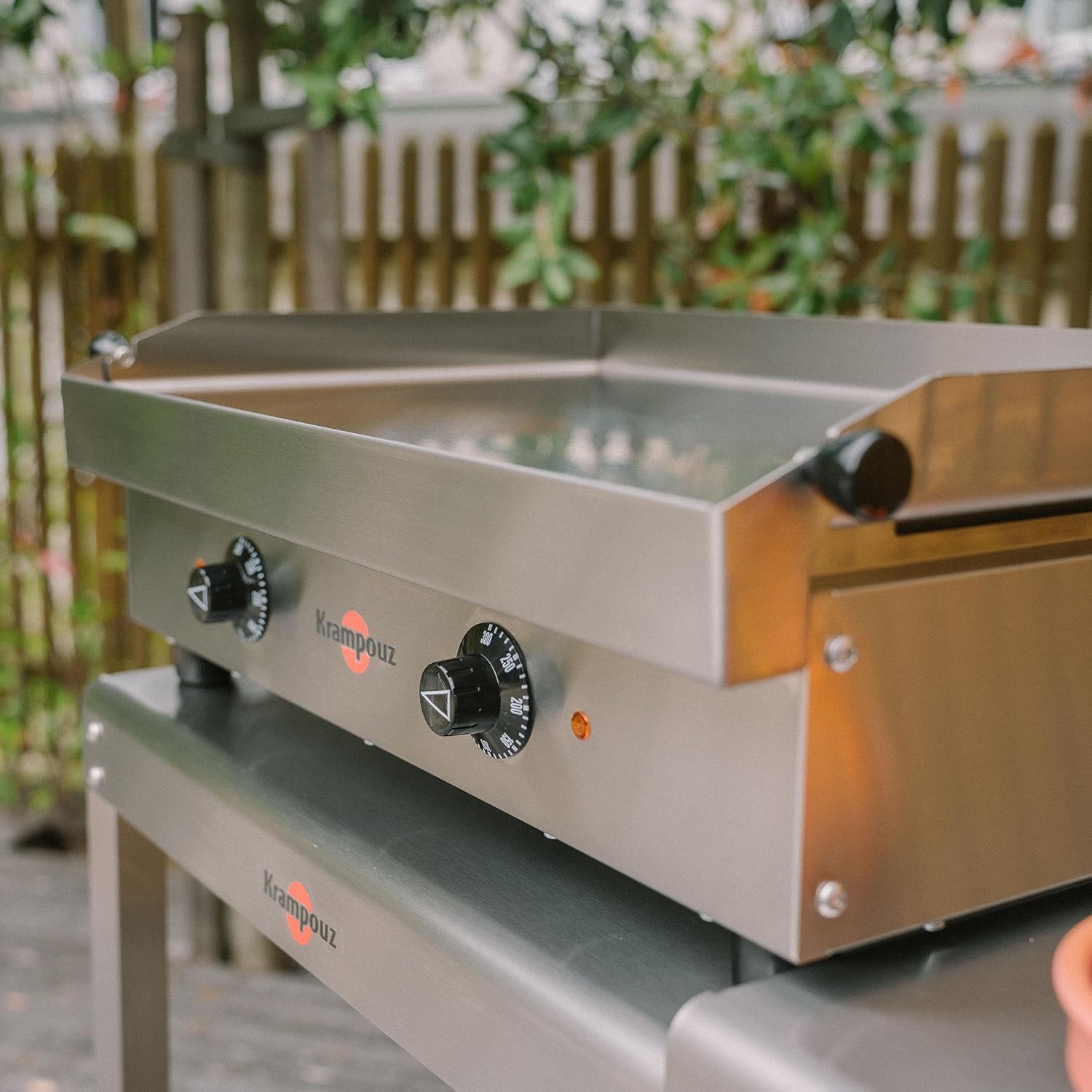 KRAMPOUZ Plancha Électrique SAMBA - Plaque de Cuisson en Inox 54 x 33 cm - 2500 Watts - 2 Zones de Cuisson - 2 Thermostats jusqu'à 300 °C - Nettoyage Facile - Fabriquée en France - Réf PFSB2AA-KR