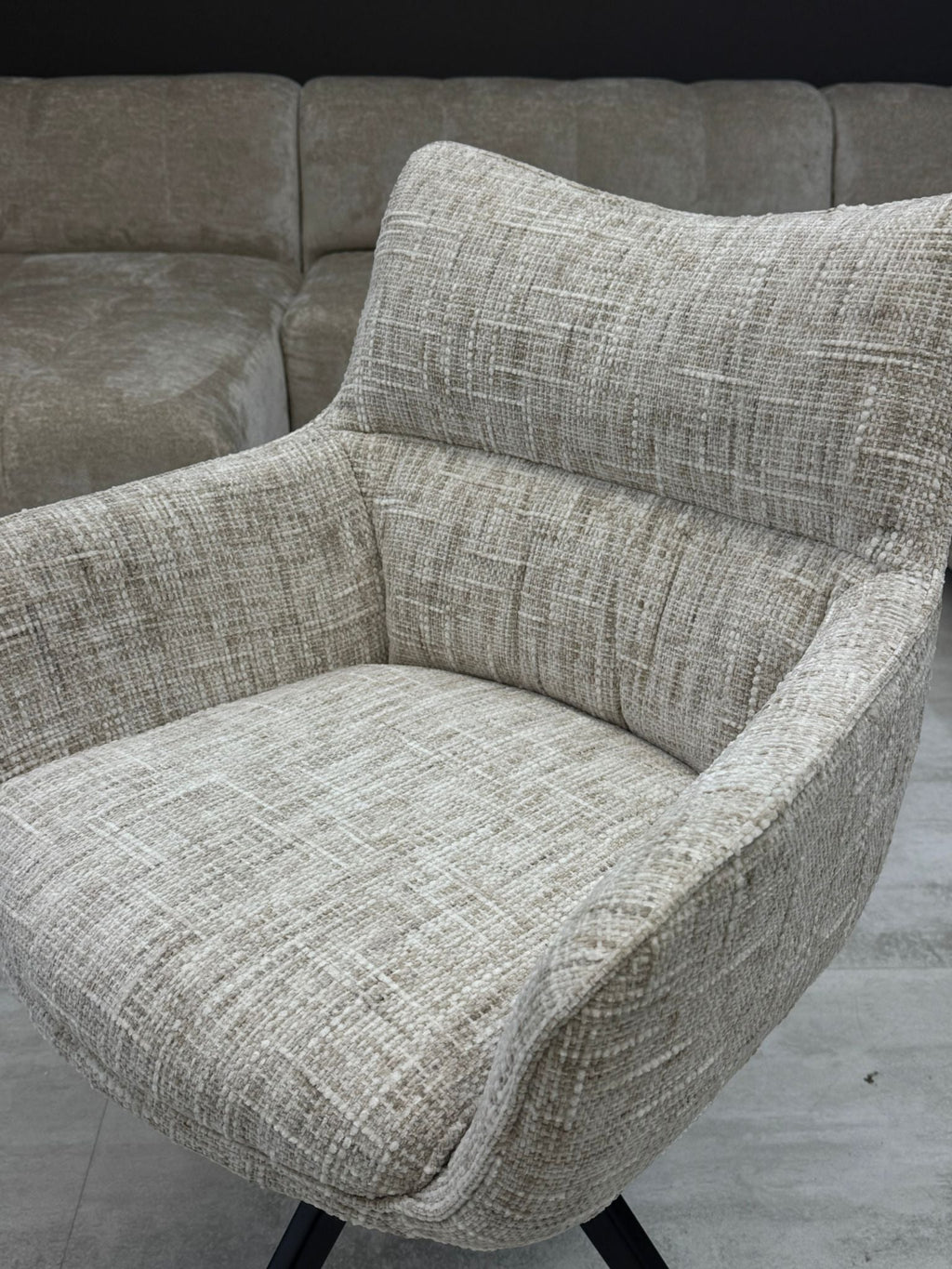 Fauteuil Pivotant Design Beige – Pieds Noirs Croisés