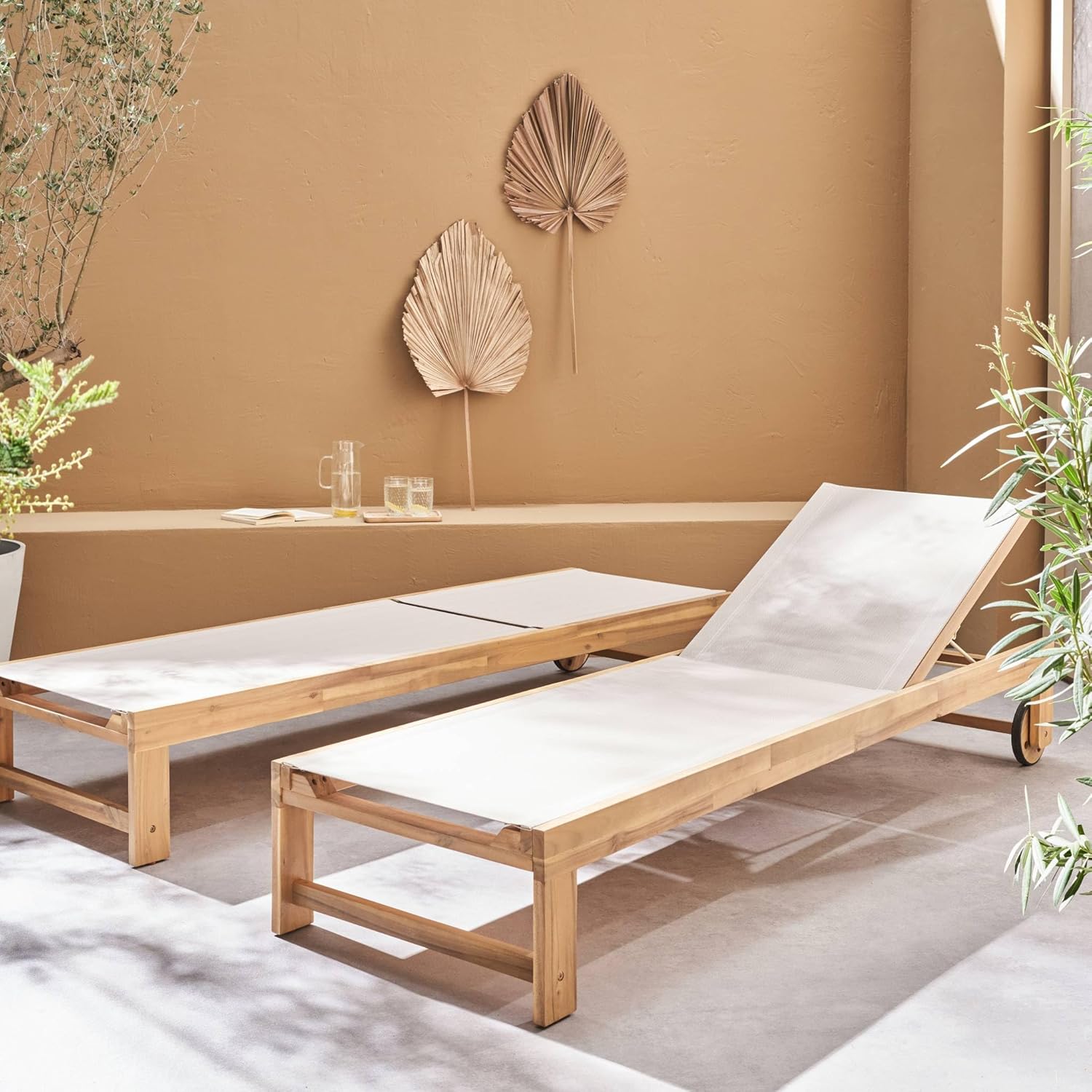 sweeek - Lot de 2 Bains de Soleil en Bois d'acacia et textilène Beige. Multi Positions avec roulettes