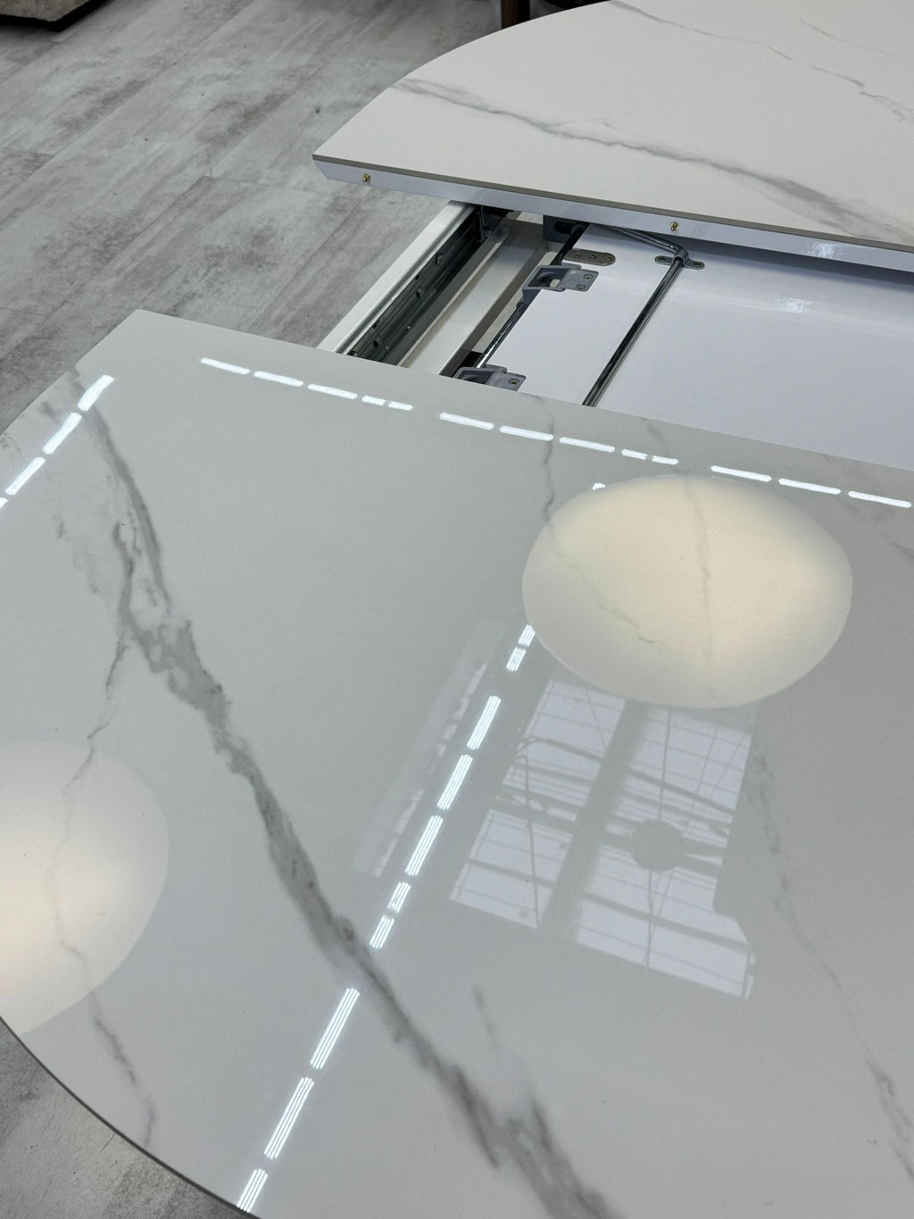 Table NOVA extensible en céramique blanche finition marbre gris – Haute Résistance