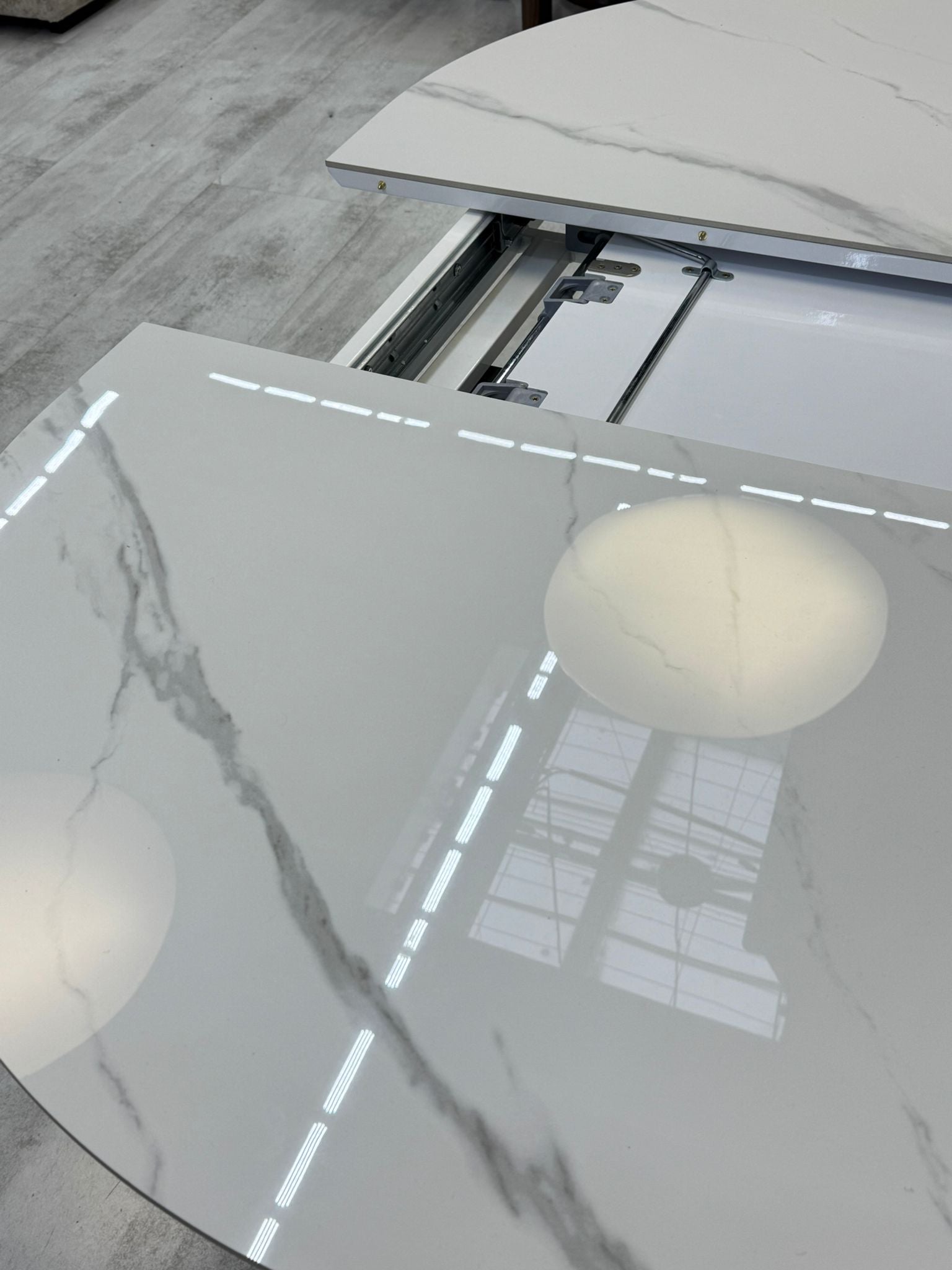 Table NOVA extensible en céramique blanche finition marbre gris – Haute Résistance