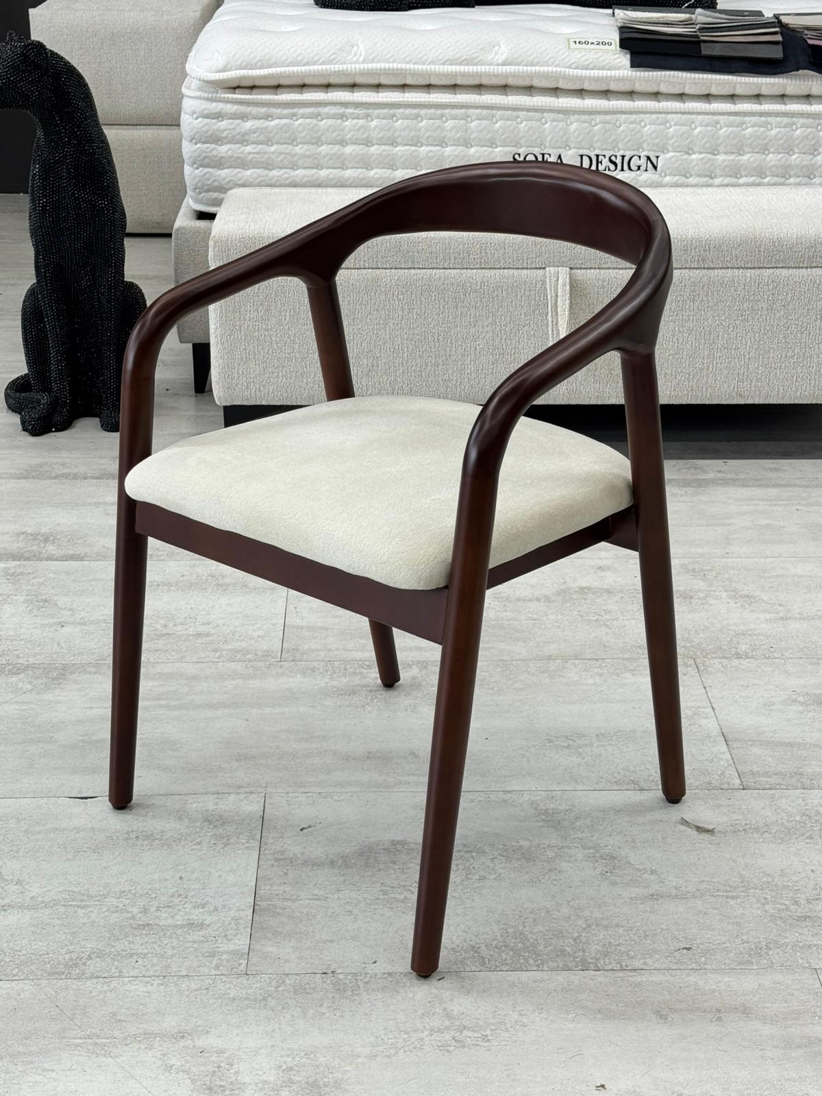 Chaise Carlyon bois d'hévéa pied noyer