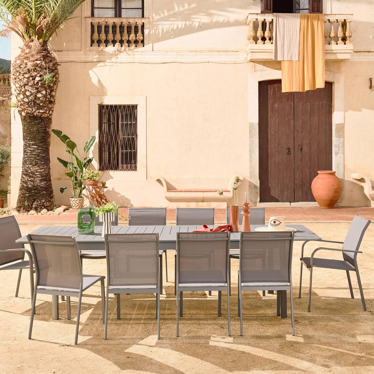 sweeek - Table de Jardin Extensible Aluminium + 10 assises Aluminium et textilène Anthracite. 8 chaises. 2 fauteuils. 10 Places. 290 x 100 x 75 cm