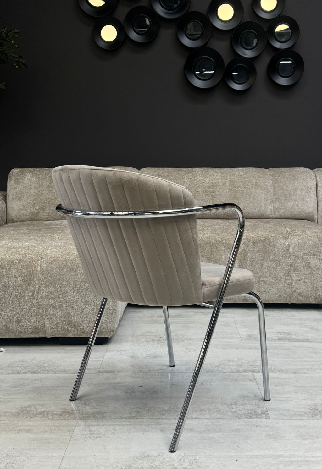 Chaise Velours Beige Anti-Tache – Structure Chromée