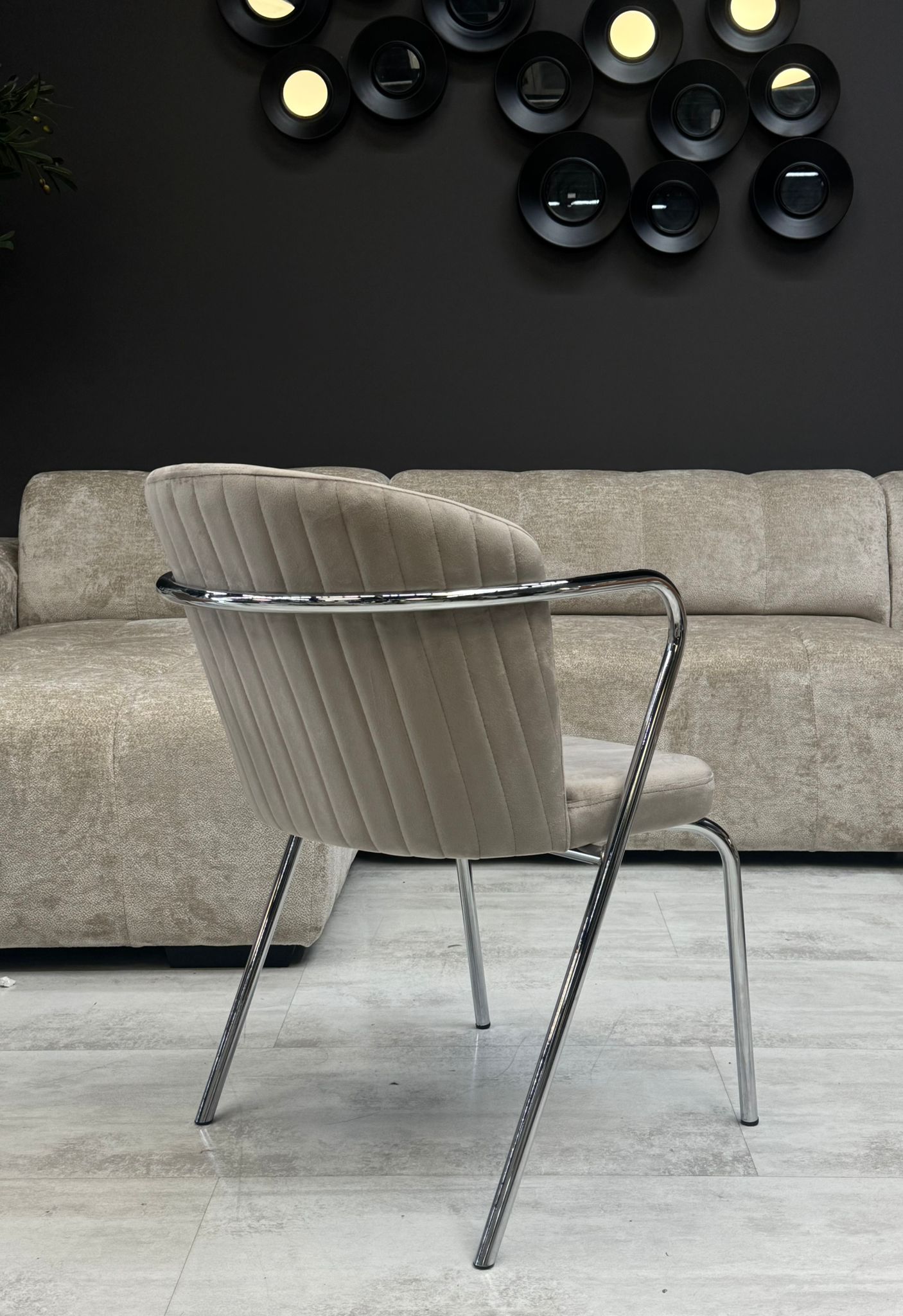 Chaise Velours Beige Anti-Tache – Structure Chromée