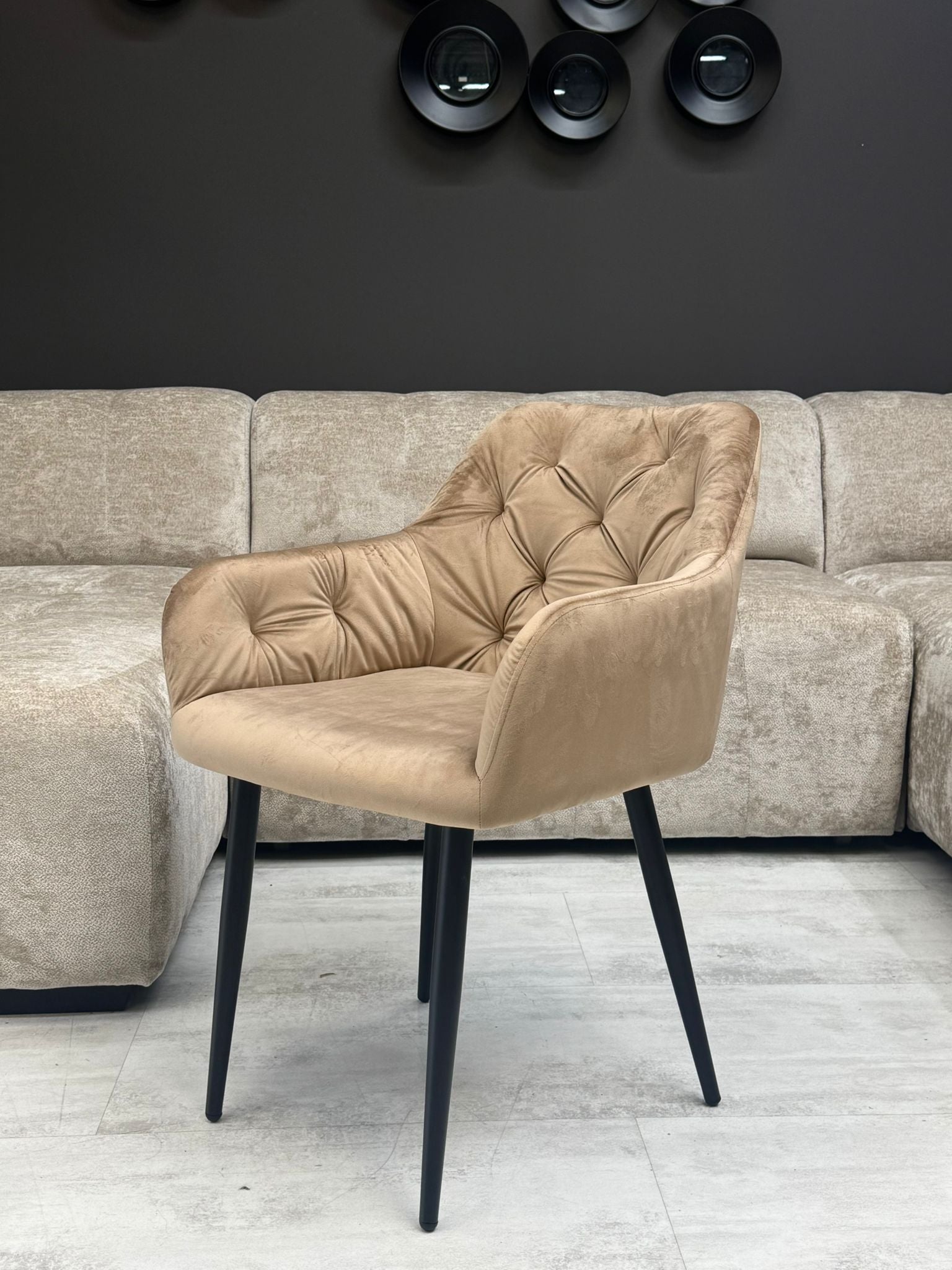 Chaise Capitonnée Taupe – Assise Anti-Tache Pieds Métal Noir