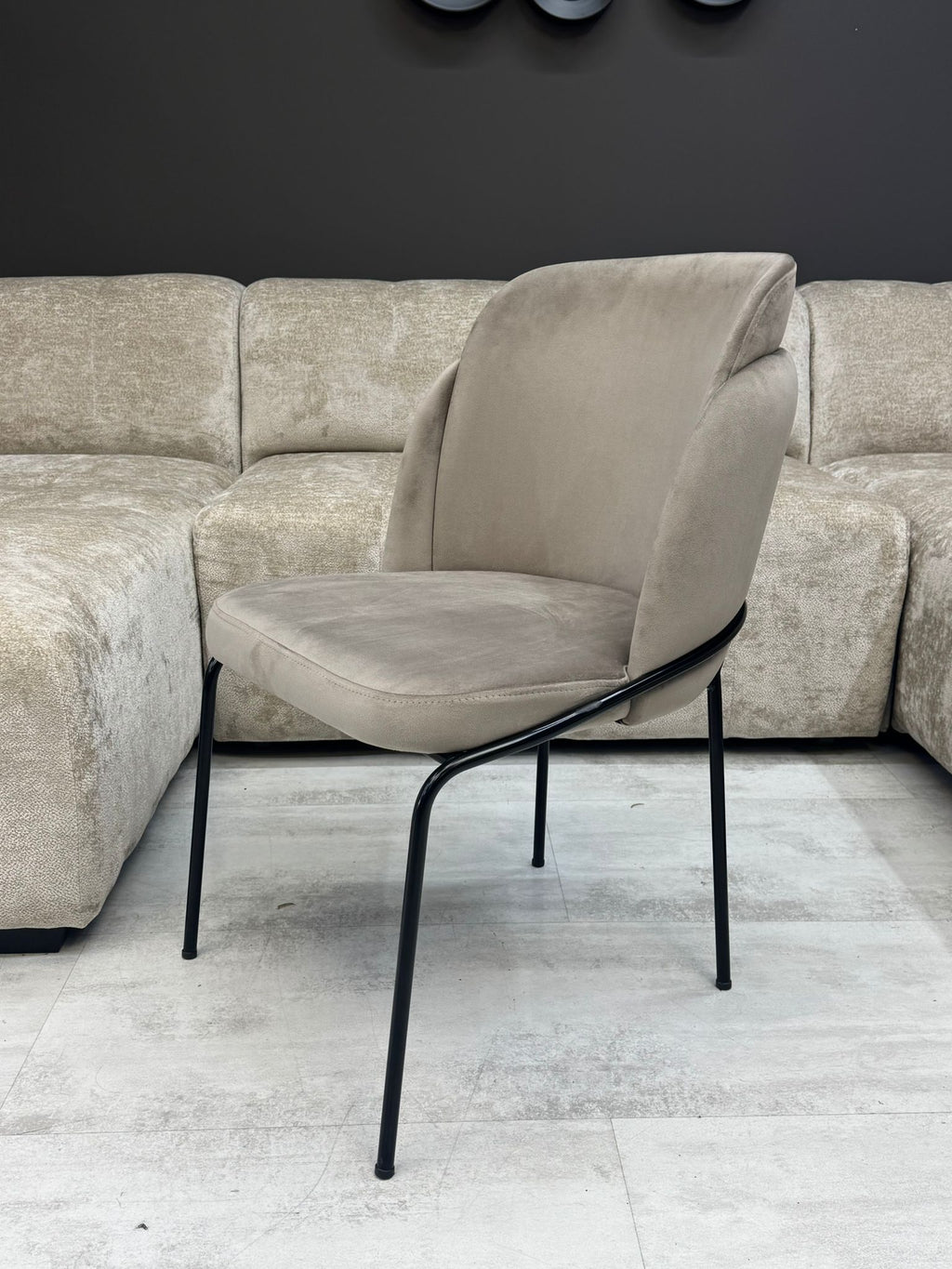 Chaise Velours Beige – Pieds Métal Noir Design Élancé- Lisse